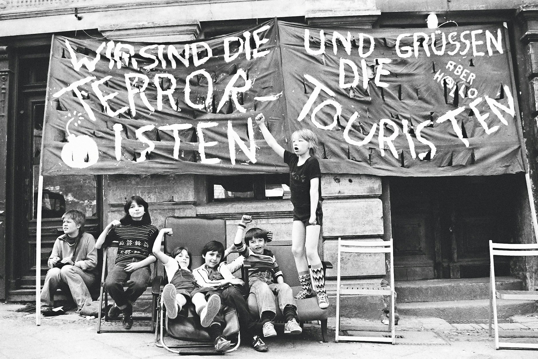 Kinder vor dem heute denkmalgeschützten Haus Kopischstraße 5, 1981