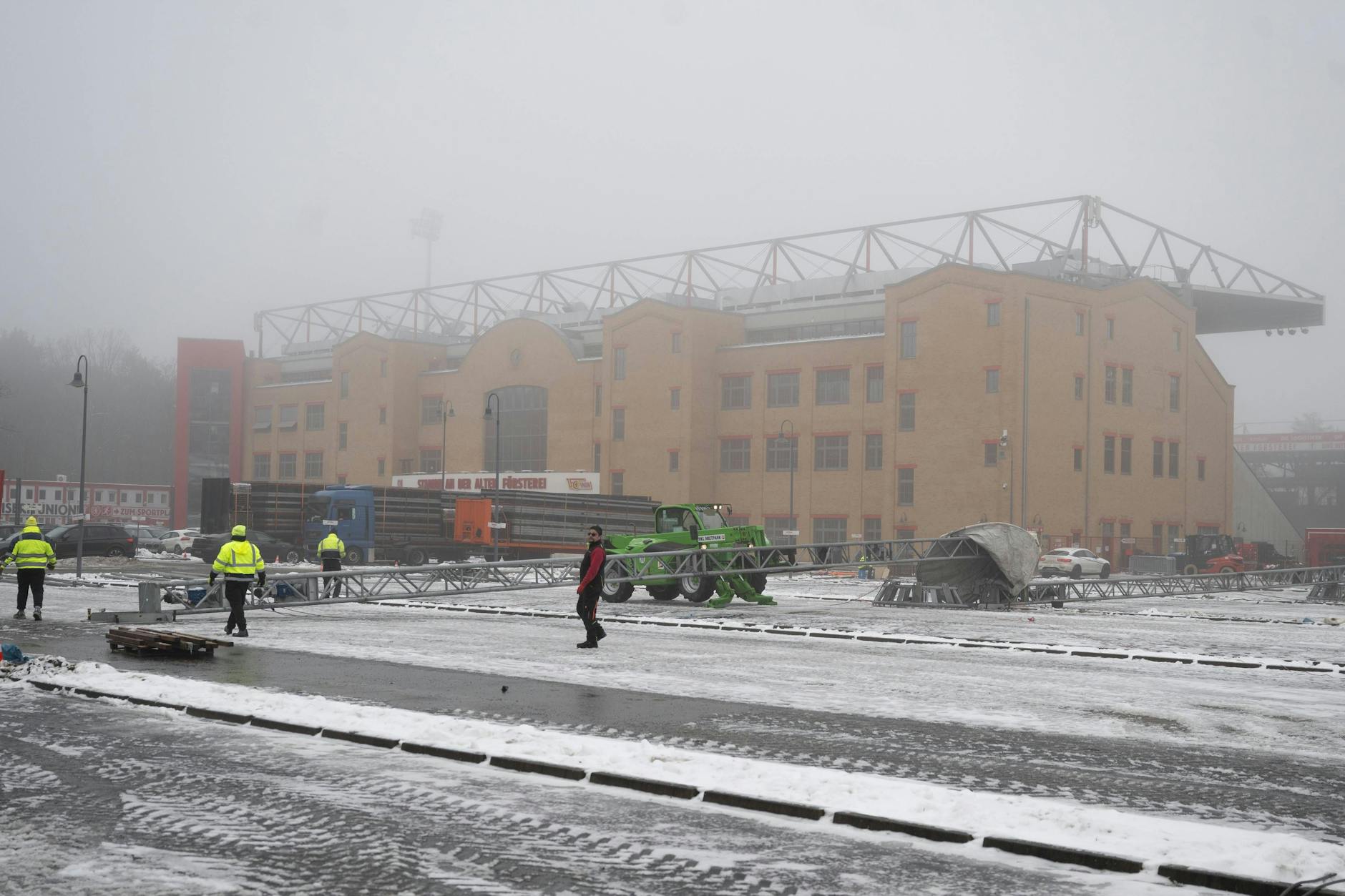 Die Vorbereitungen beim 1. FC Union für die Party zum 60. Geburtstag laufen. Auf dem Parkplatz der Alten Försterei entsteht ein 28 Meter hohes Festzelt.