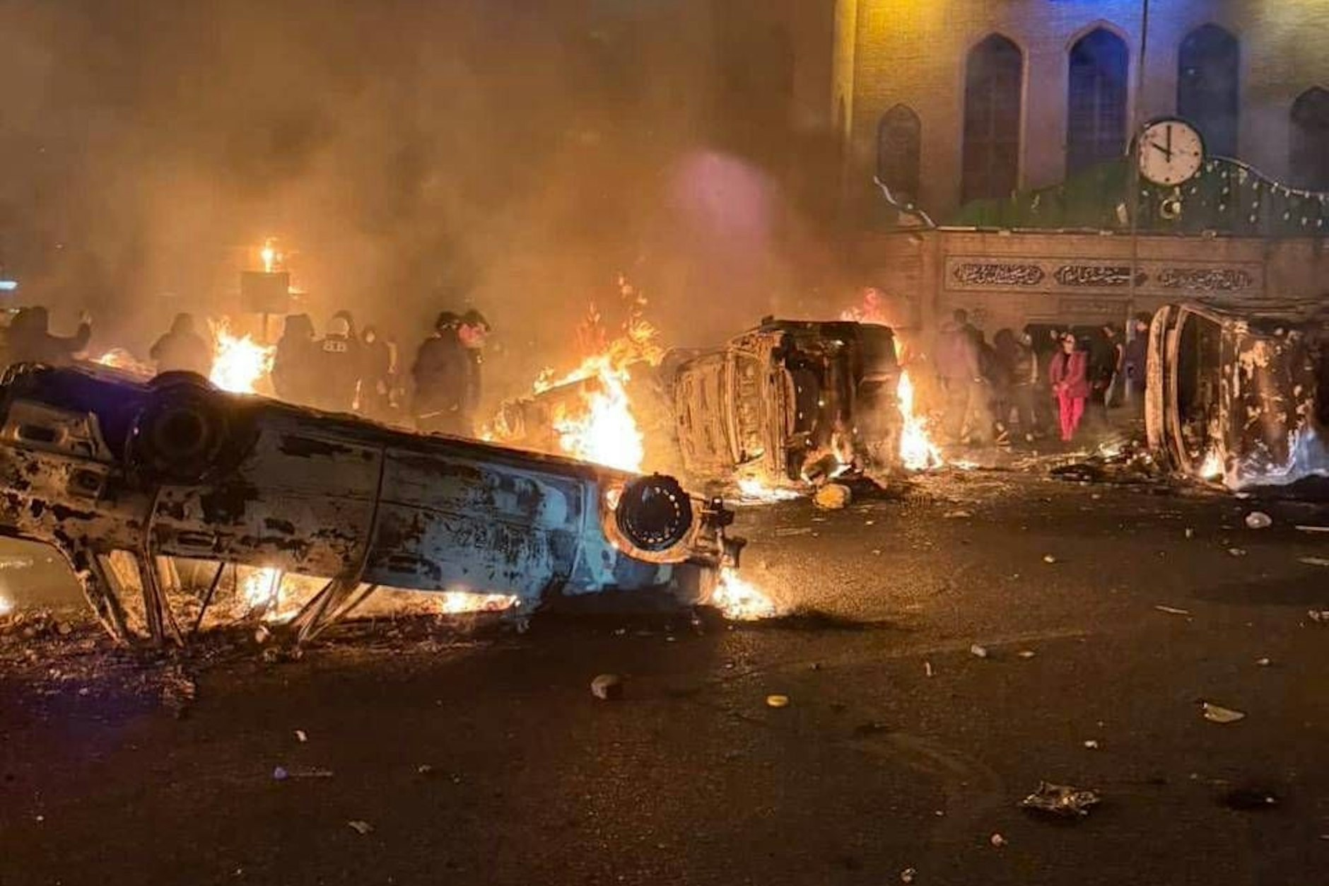 Ein Fahrzeug brennt während landesweiter Proteste in der iranischen Hauptstadt. Die Demonstrationen begannen Ende Dezember im Teheraner Großen Basar aus Protest gegen die wirtschaftliche Lage und weiteten sich später auf Universitäten und andere Städte aus.