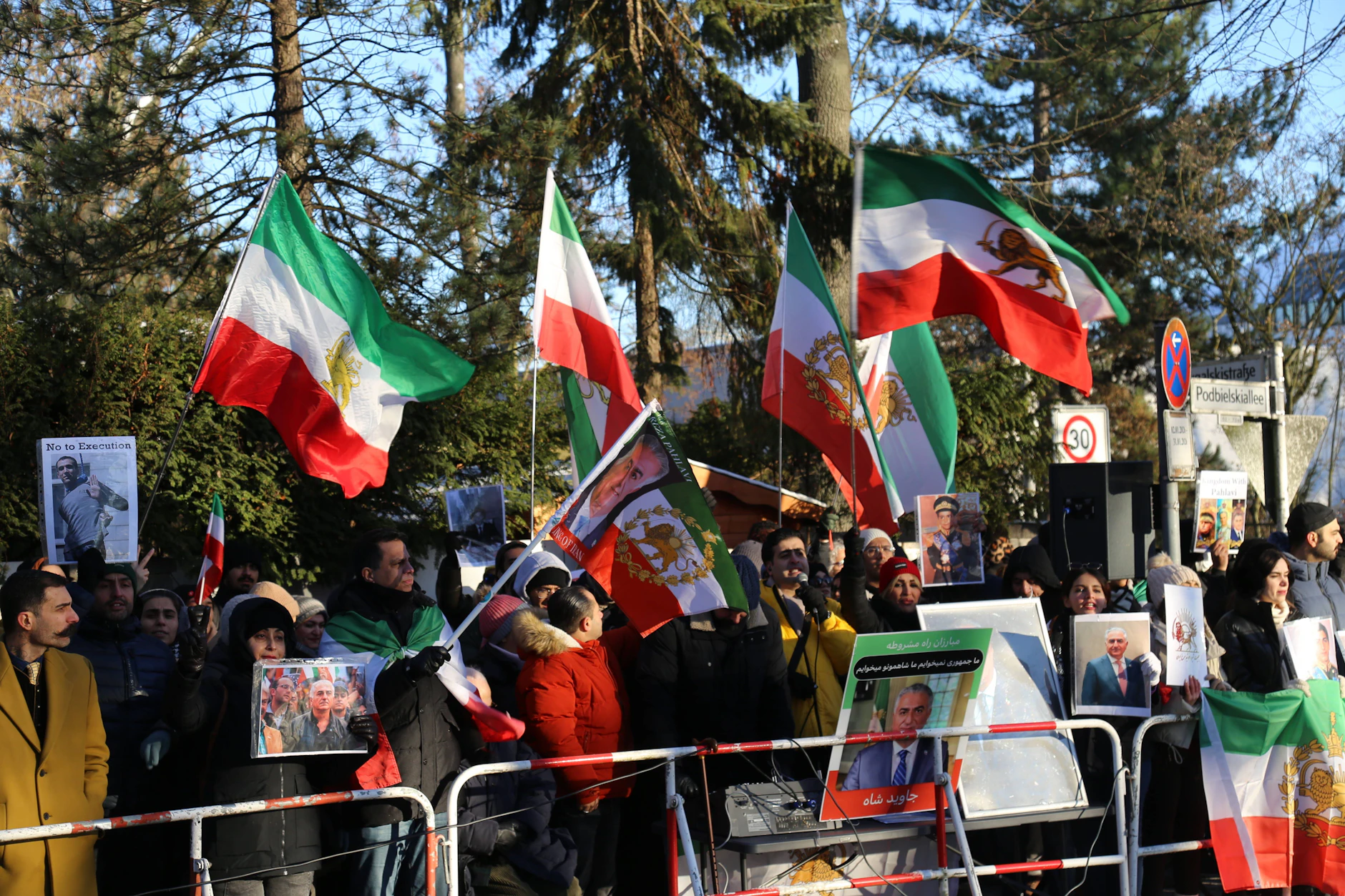 Vor der iranischen Botschaft in Berlin hat es Proteste gegen die Gewalt im Iran gegeben.