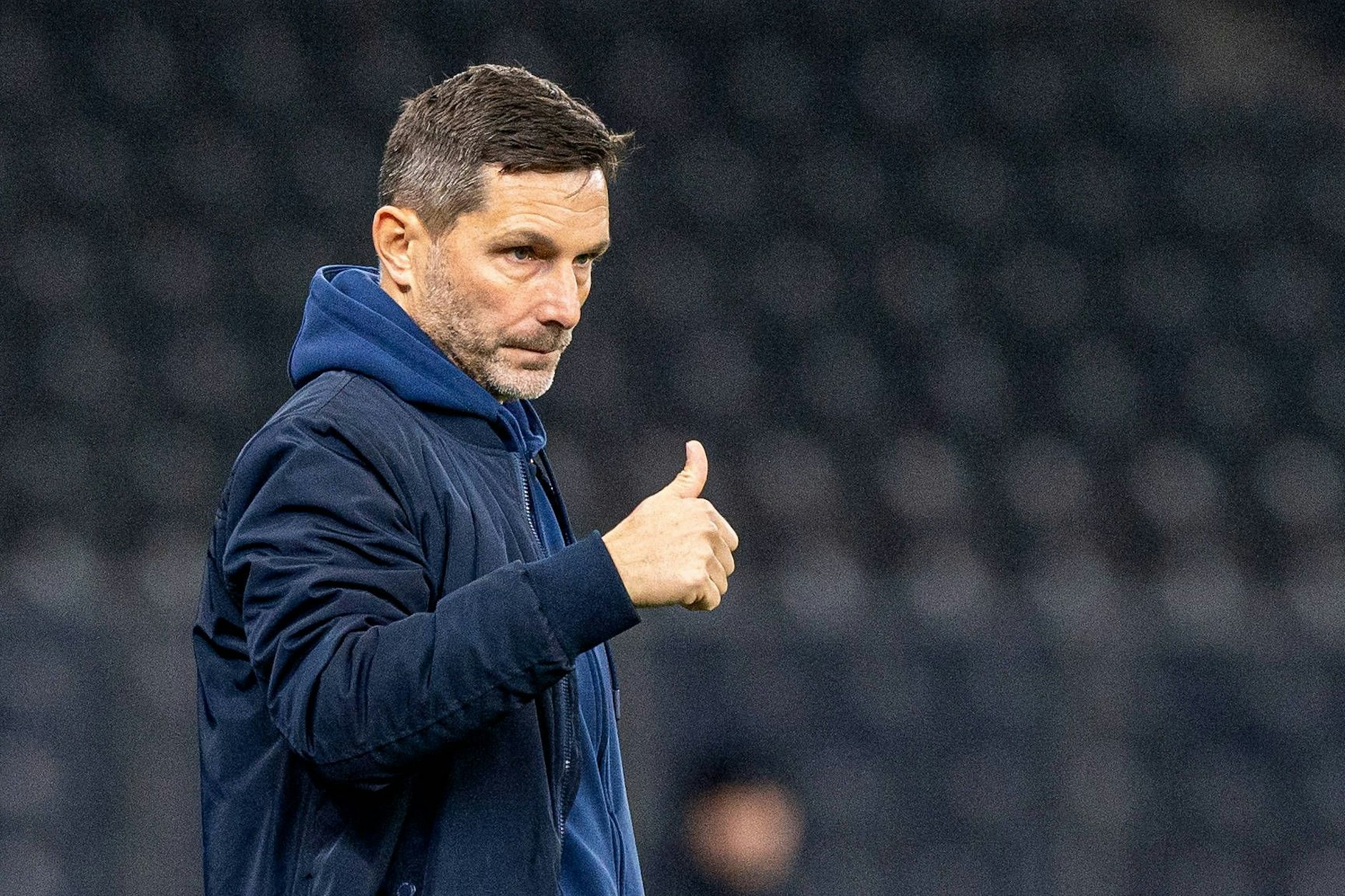 Daumen hoch für die Rückrunde: Stefan Leitl, Cheftrainer von Hertha BSC, will gegen Schalke direkt punkten.