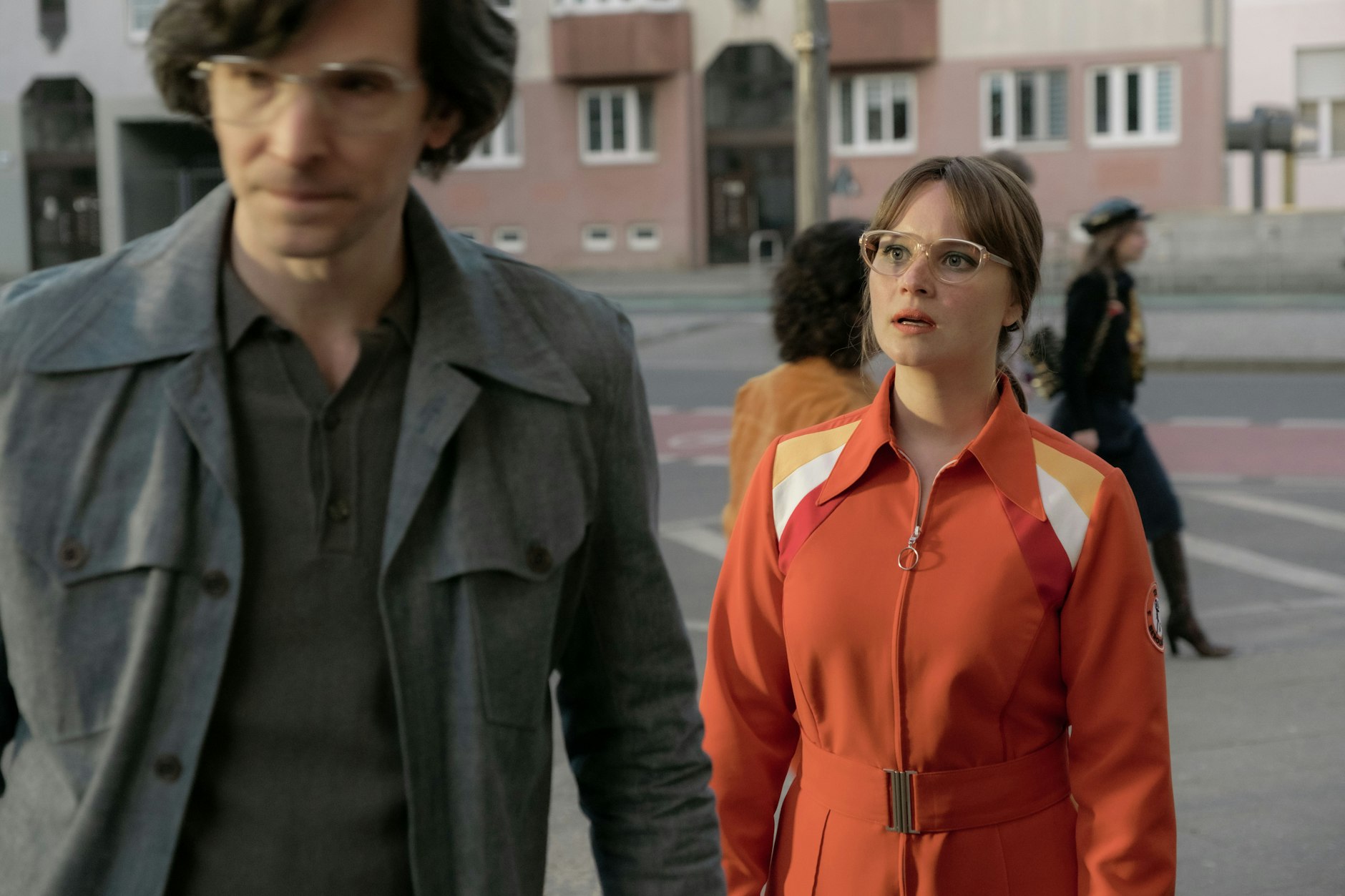 Robert Beck (Sabin Tambrea, l.) und Monika Franck-Schöllack (Sonja Gerhardt, r.) treffen erstmals aufeinander.