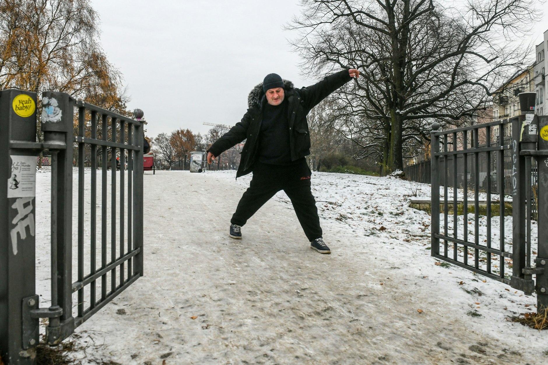 Auf spiegelglatten Wegen rutschen Dutzende Berliner aus.