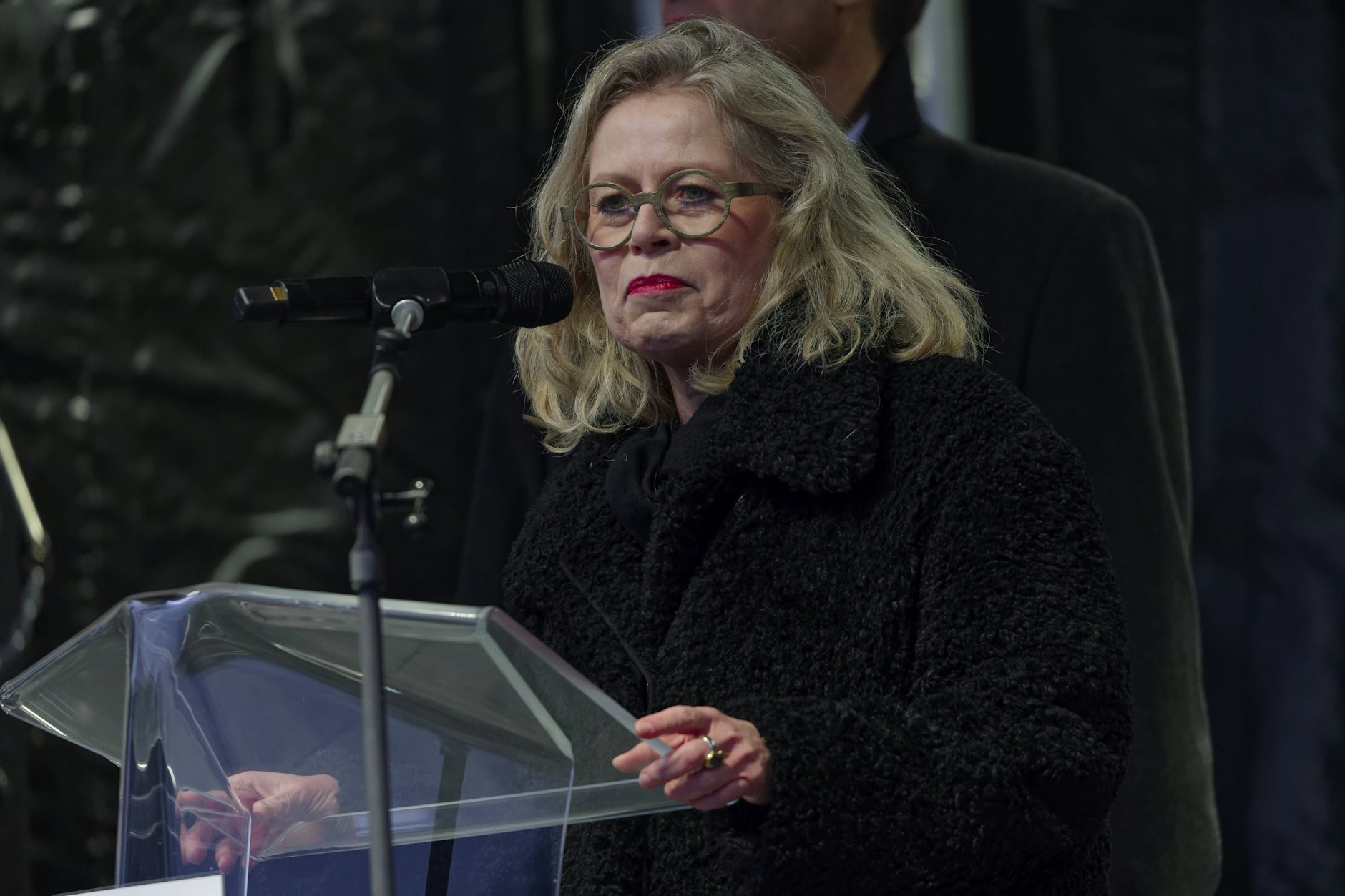 Umweltsenatorin Ute Bonde lenkt ein, dass man Alte und Kranke bei dieser Glätte schützen müsse.