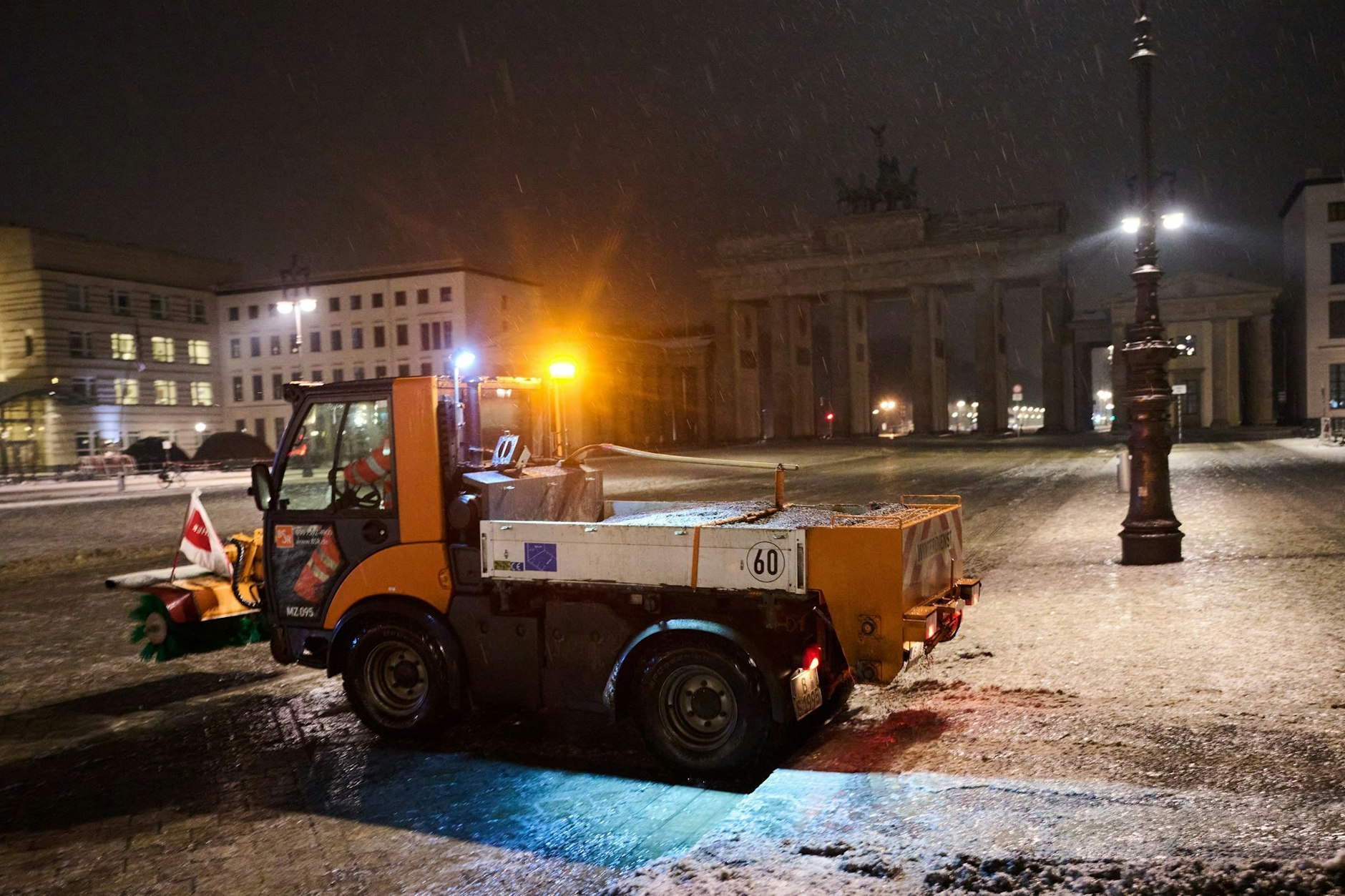 Streufahrzeug der BSR streut am Brandenbuger Tor.