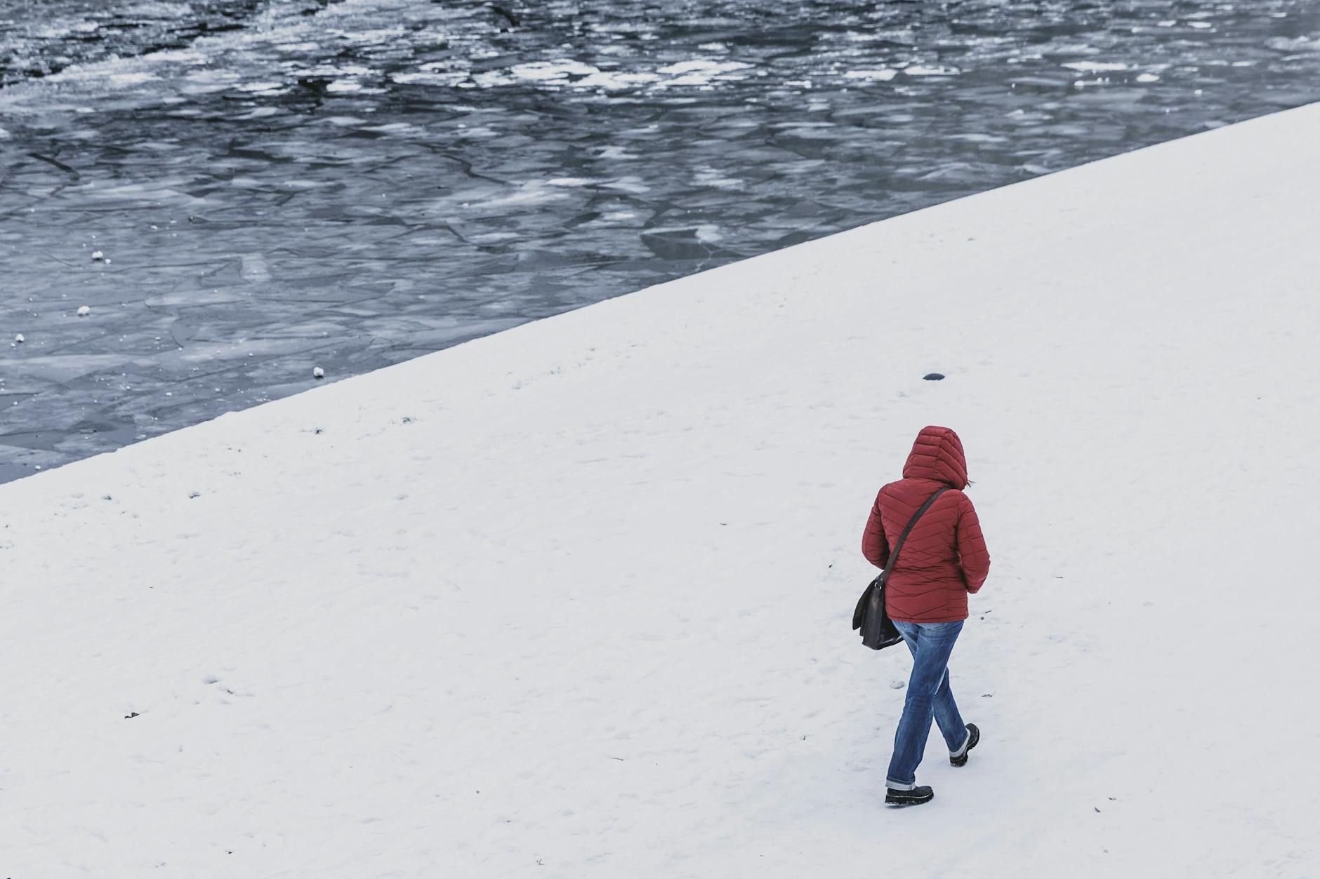 In Berlin und Brandenburg sorgen Schnee und Eis für gefährliche Glätte.