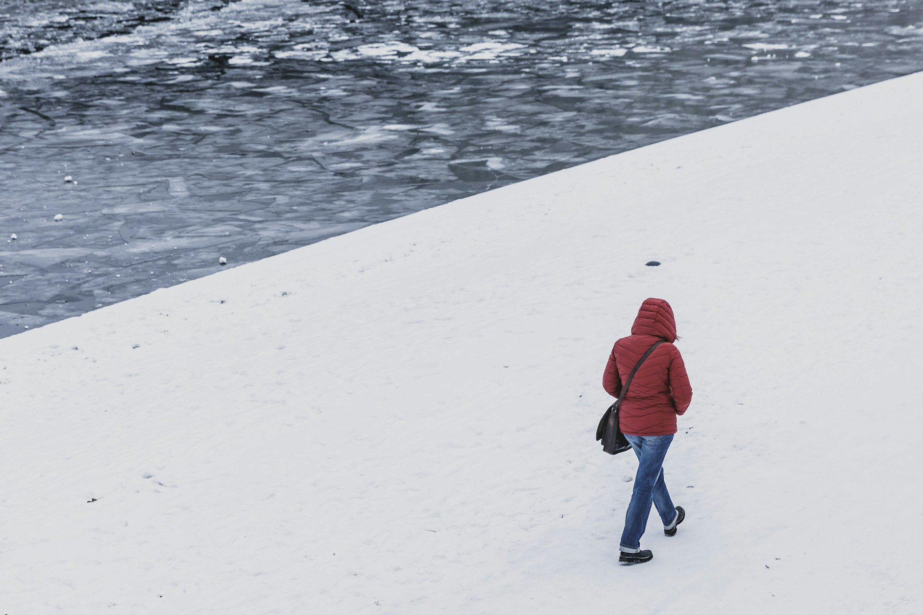 In Berlin und Brandenburg sorgen Schnee und Eis für gefährliche Glätte.