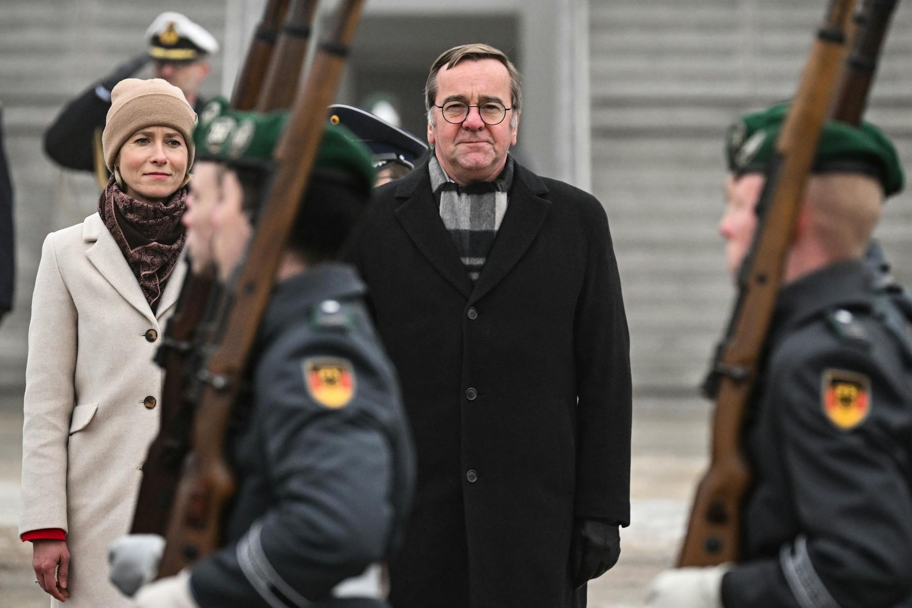 Boris Pistorius (SPD), Bundesminister der Verteidigung, empfängt Kaja Kallas, Vizepräsidentin der EU-Kommission, mit militärischen Ehren.