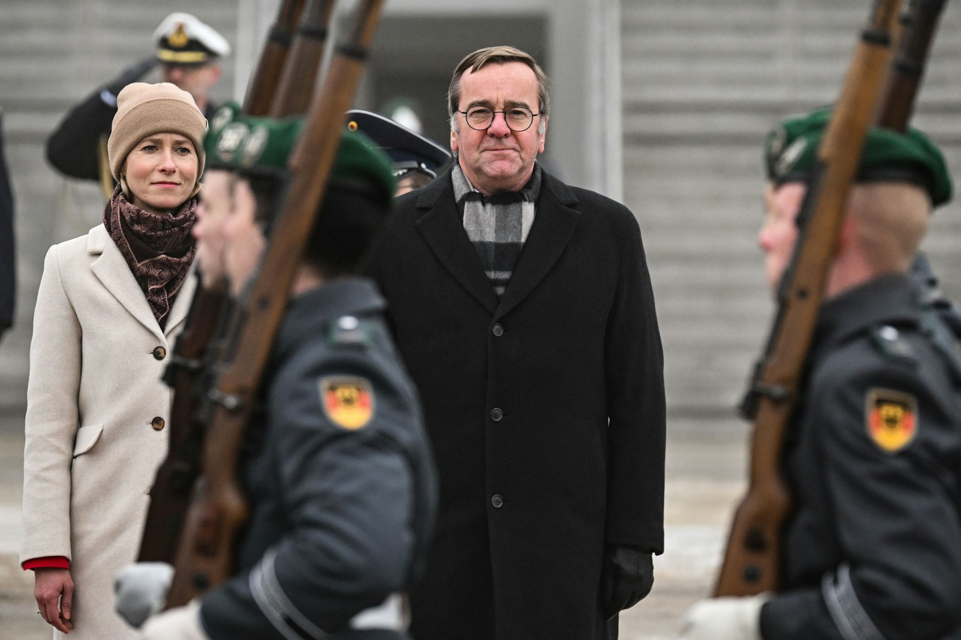 Boris Pistorius (SPD), Bundesminister der Verteidigung, empfängt Kaja Kallas, Vizepräsidentin der EU-Kommission, mit militärischen Ehren.