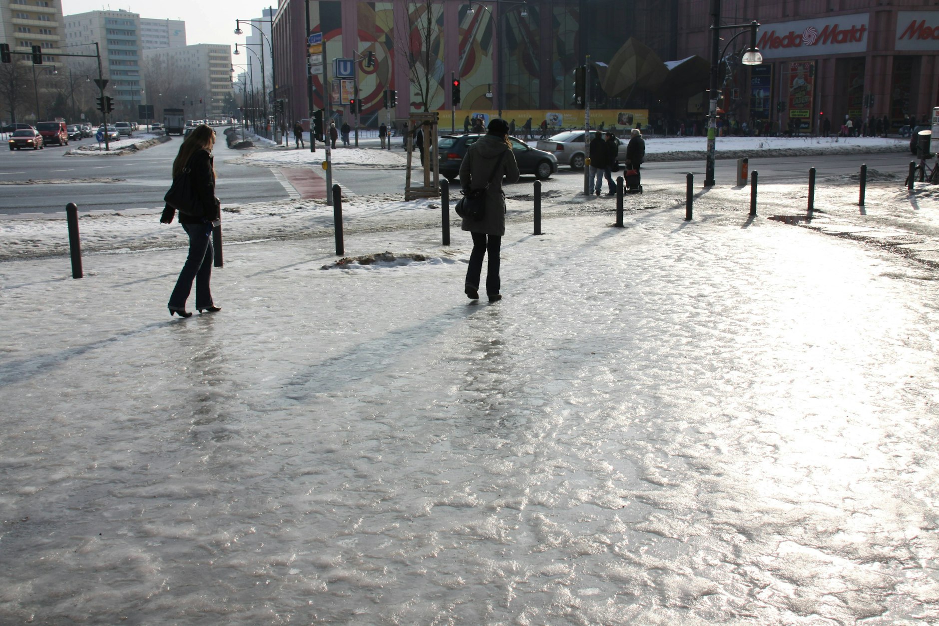 Spiegelglatte Wege und Plätze in ganz Berlin und Brandenburg