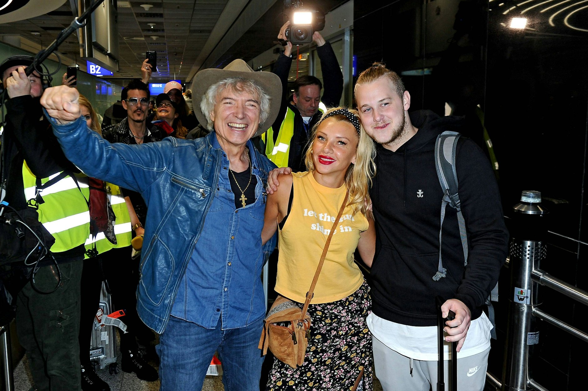 Peter Orloff (li.), Evelyn Burdecki und Felix van Deventer treffen sich vorm Abflug der Kandidaten der RTL-Sendung „Ich bin ein Star – holt mich hier raus“&nbsp;im Januar 2019 auf dem Flughafen Frankfurt/Main.