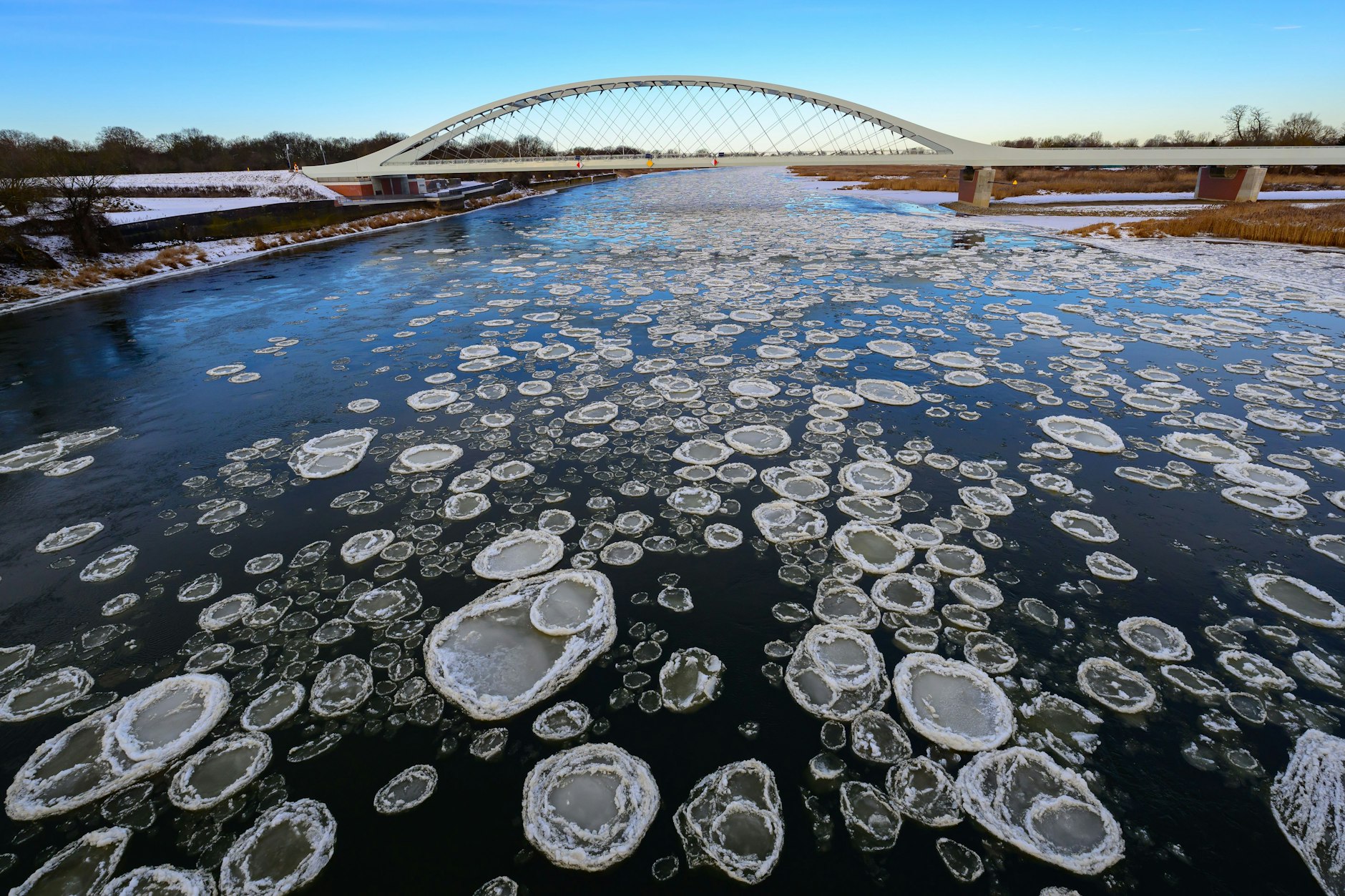 Küstrin-Kietz: Blick vom von der Straßenbrücke am Grenzübergang Küstrin-Kietz auf Eisschollen, die den Fluss Oder hinab treiben.