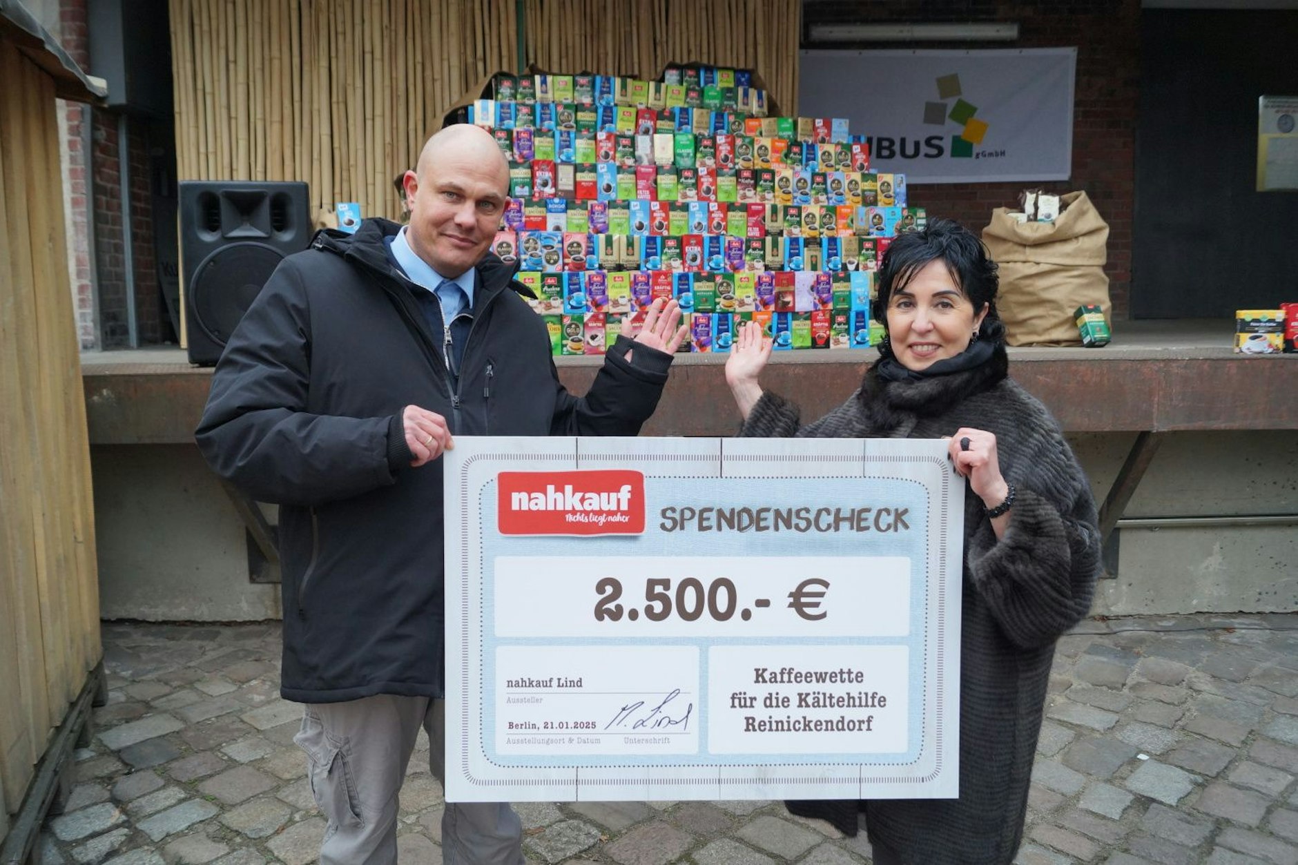 2025 überreichte Kaffeewette-Initiator Michael Lind überReinickendorfs Bürgermeisterin Emine Demirbüken-Wegner den Siegerscheck.