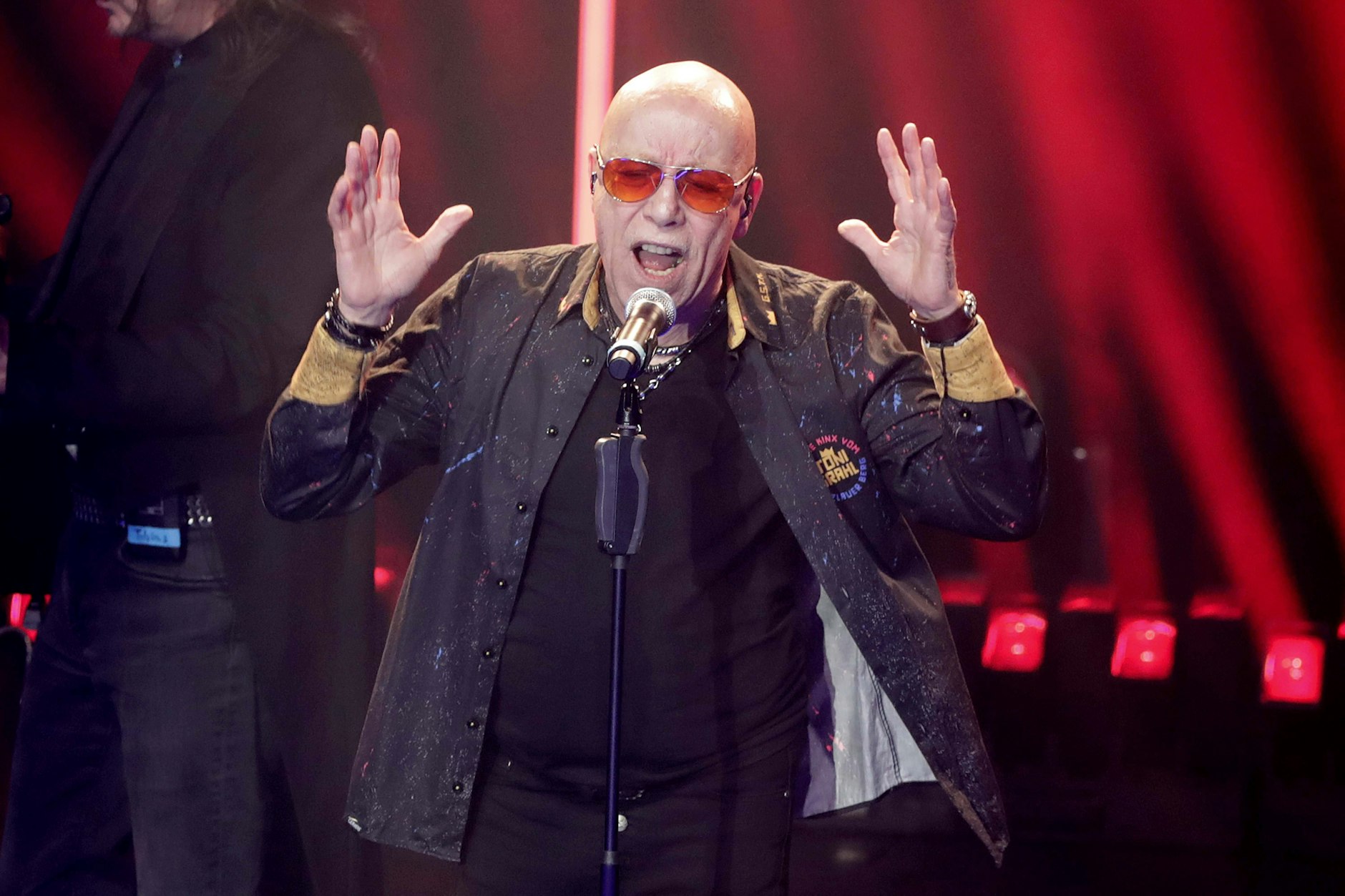 Der ehemalige City-Sänger Toni Krahl beim Konzert im Berliner Friedrichstadt-Palast – mit seiner neuen Band Toni Krahl und die Kinx vom Prenzlauer Berg.