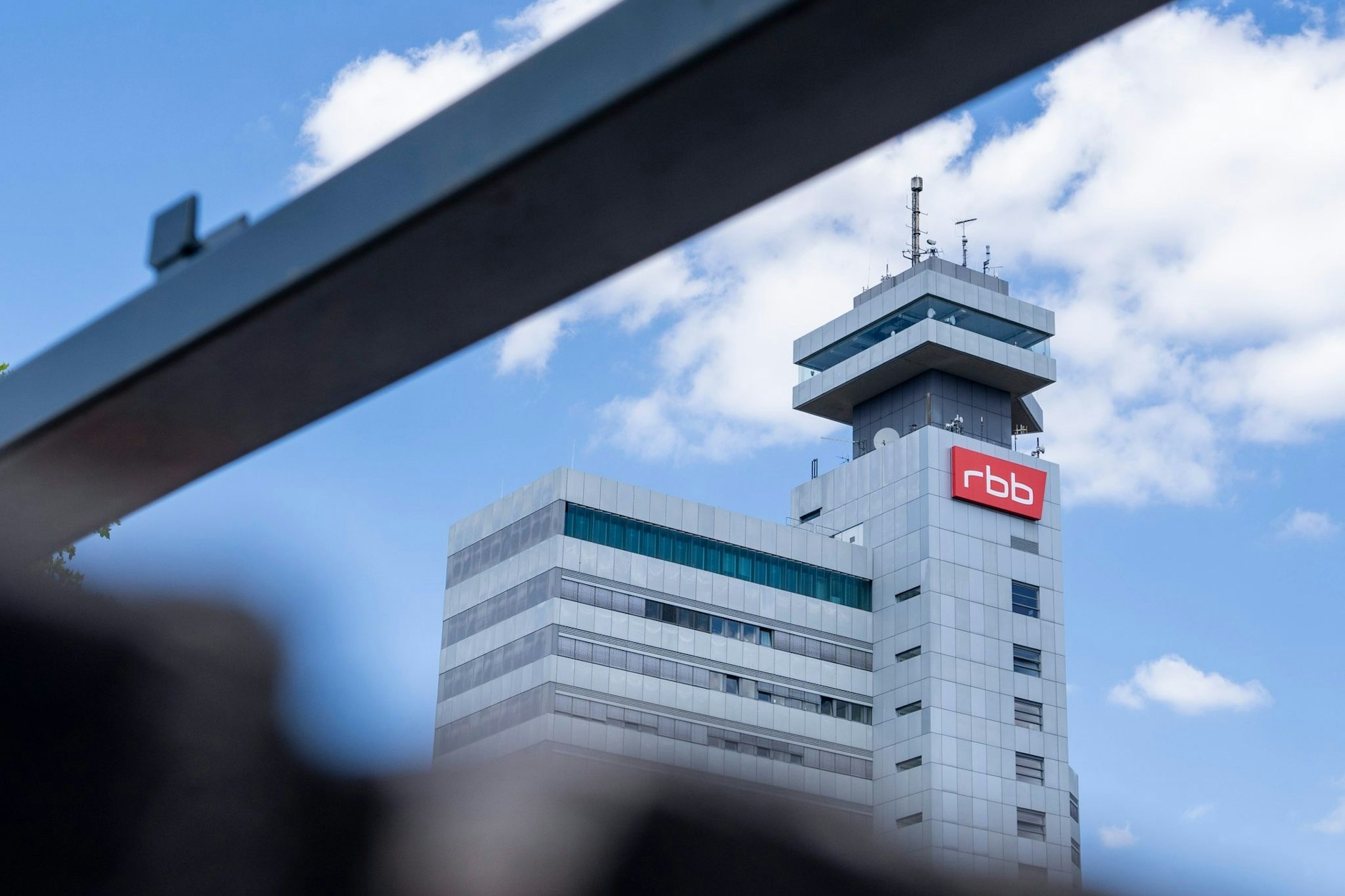 Das RBB-Logo ian der Fassade am Sitz des Senders an der Masurenallee