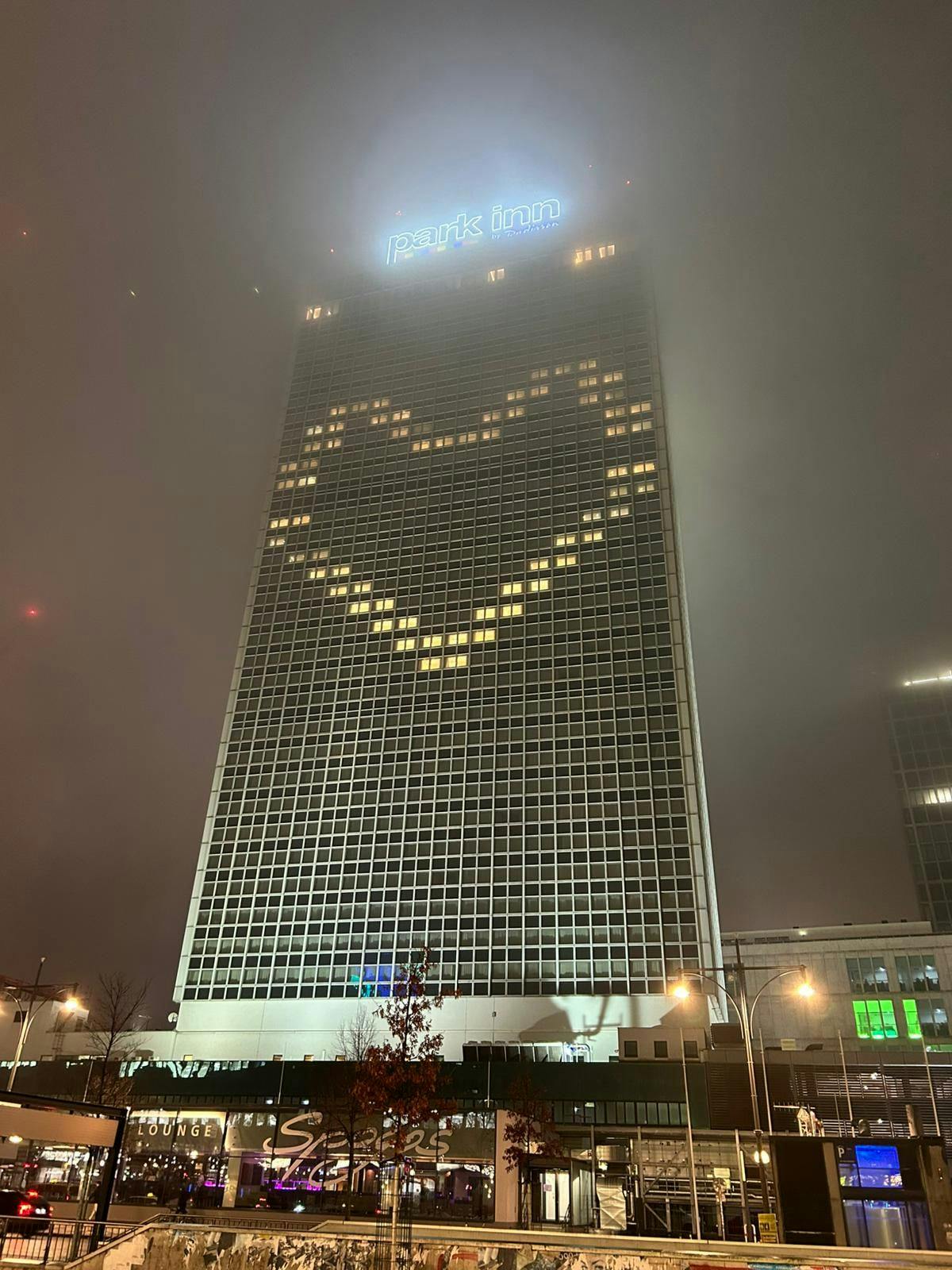 Das Herz kämpft sich durch den Nebel, ist aber trotz des trüben Winterwetters gut zu sehen.