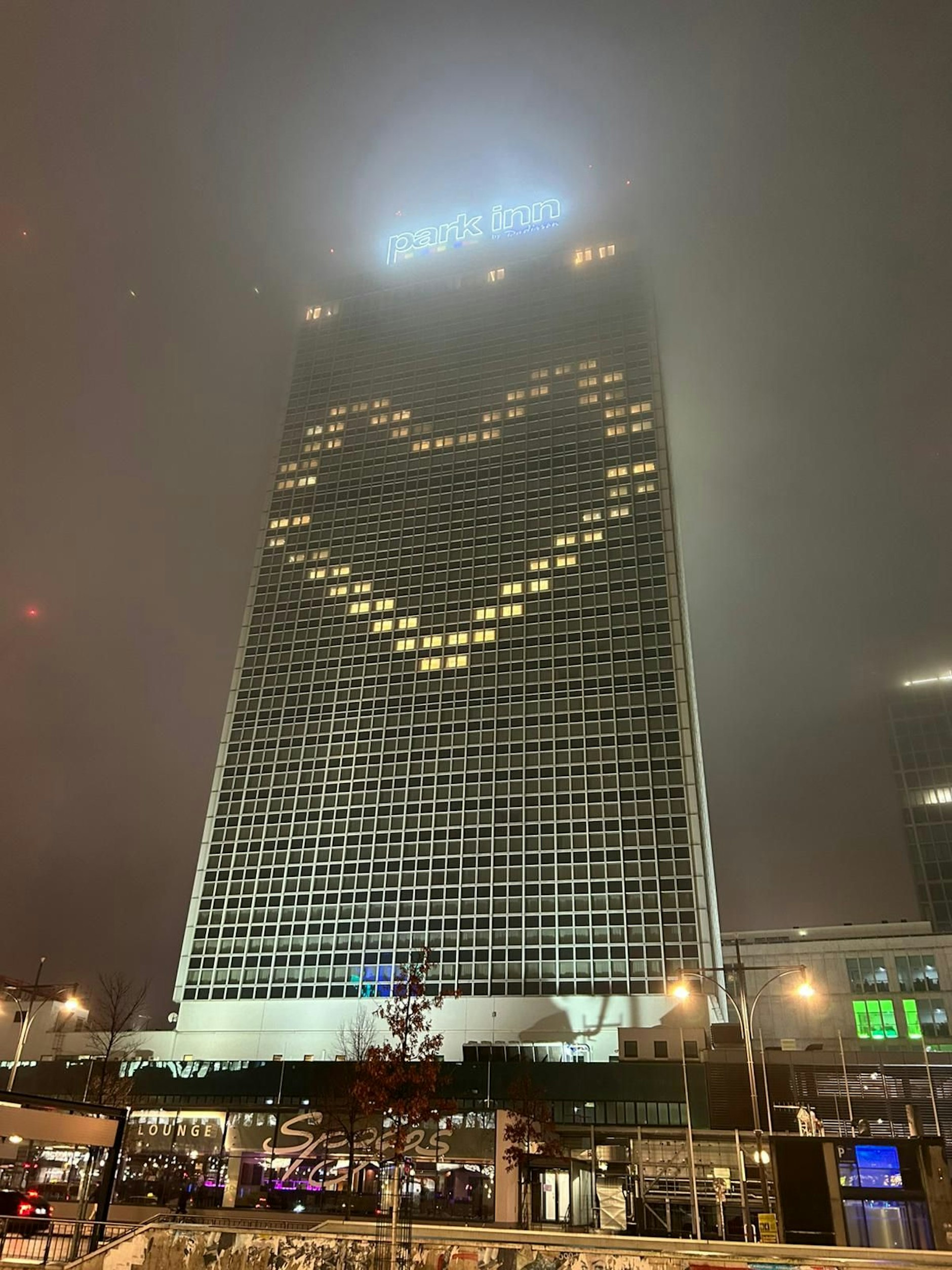Das Herz kämpft sich durch den Nebel, ist aber trotz des trüben Winterwetters gut zu sehen.