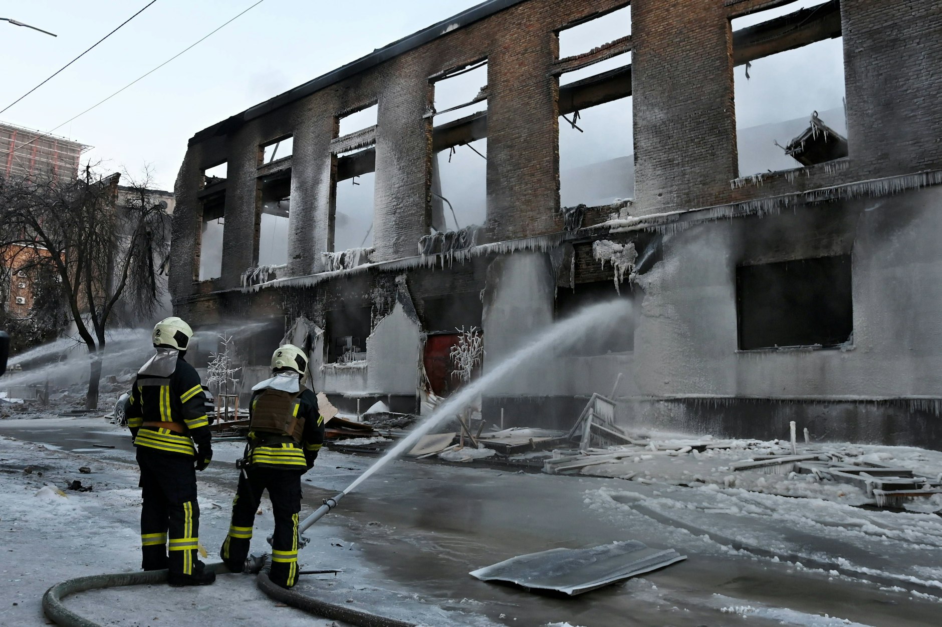 Feuerwehrleute arbeiten an dem Ort eines Drohnenangriffs in Kiew