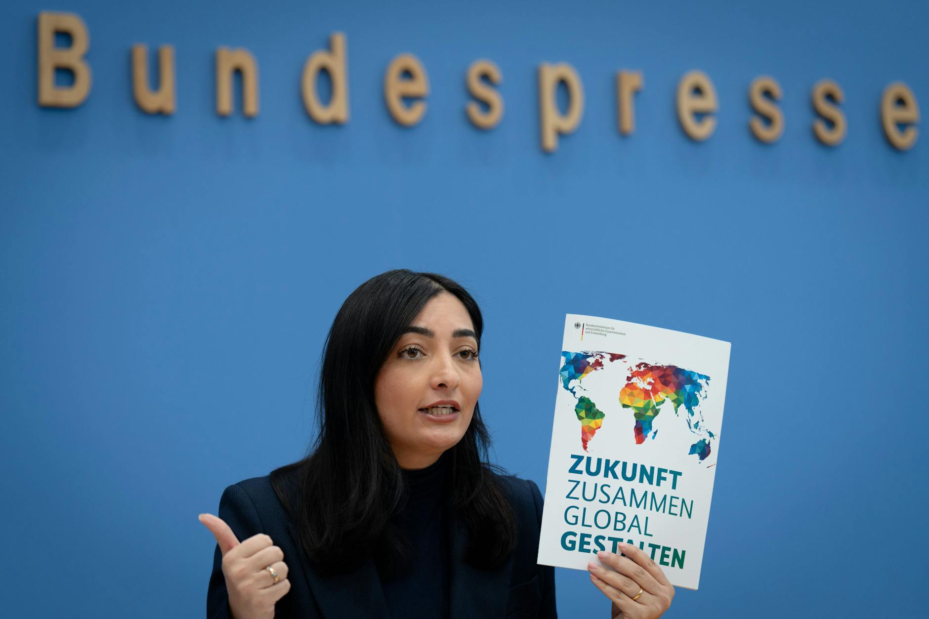 Bundesministerin für wirtschaftliche Zusammenarbeit, Reem Alabali Radovan stellt ihren Reformplan der Entwicklungshilfe vor.