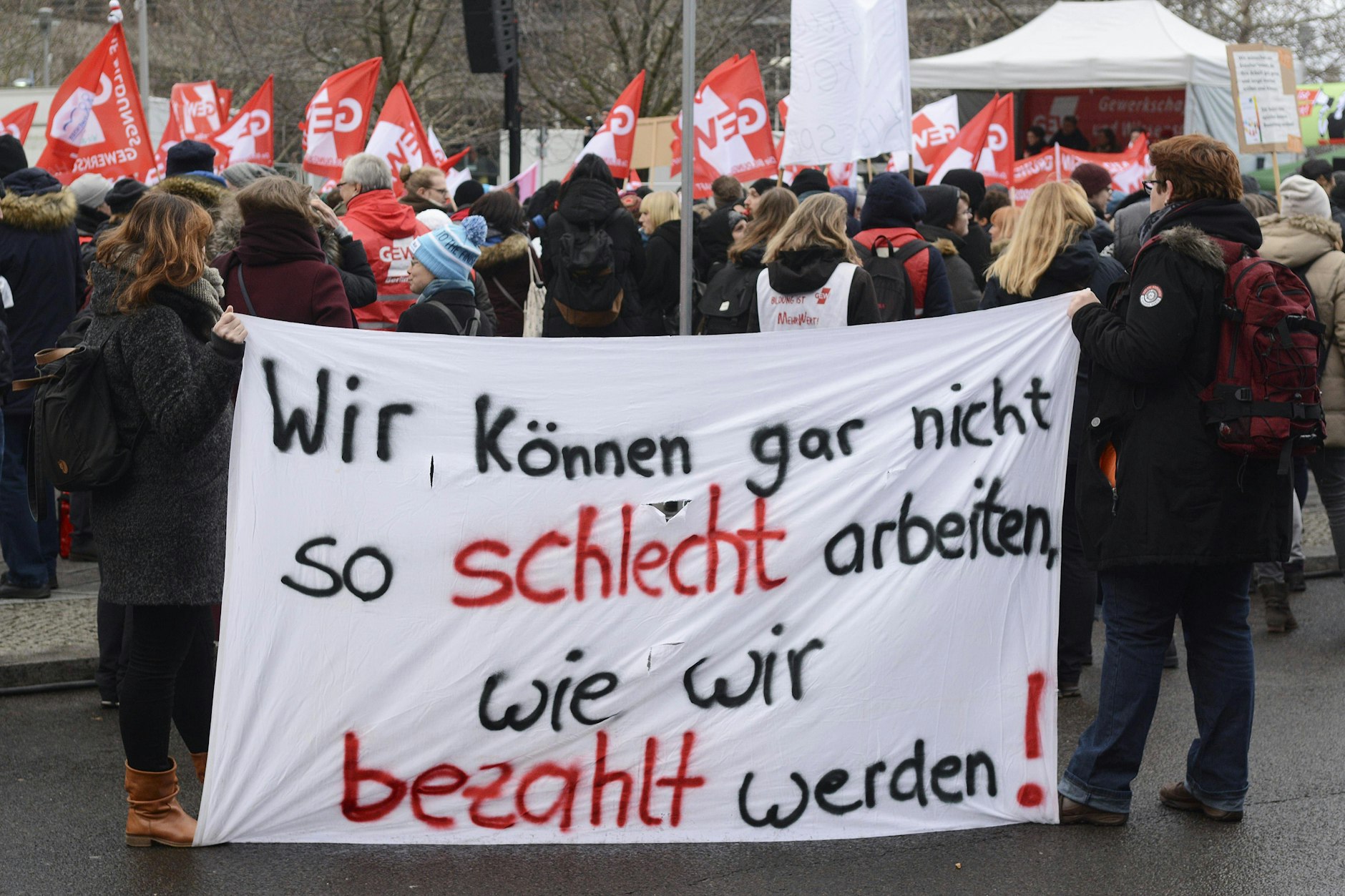 Bei einer Demo zu einem Warnstreik äußern Berliner Kita-Erzieher deutlich ihren Unmut.