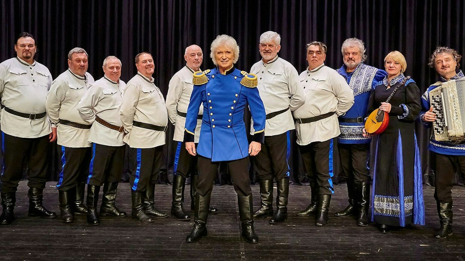 Peter Orloff (Mitte) geht mit dem Schwarzmeer Kosaken-Chor auf Abschiedstour.