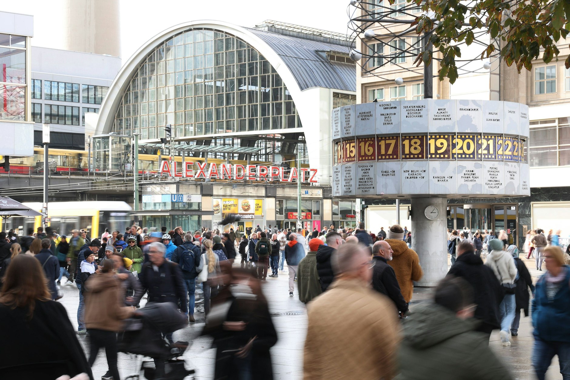 Auf dem Alex herrscht reges Treiben. Doch damit könnte es bald vorbei sein: Die Bahn lässt alle Bahnhofsgeschäfte schließen – wegen Sanierungsarbeiten. Doch ist das der wahre Grund?