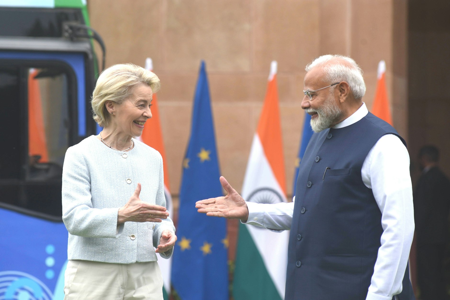 Indiens Premierminister Narendra Modi und EU-Kommissionspräsidentin Ursula von der Leyen im Februar 2025 in Neu-Delhi. Nach dem Besuch von Bundeskanzler Merz soll Bewegung in die Verhandlungen über ein EU-Indien-Freihandelsabkommen kommen.