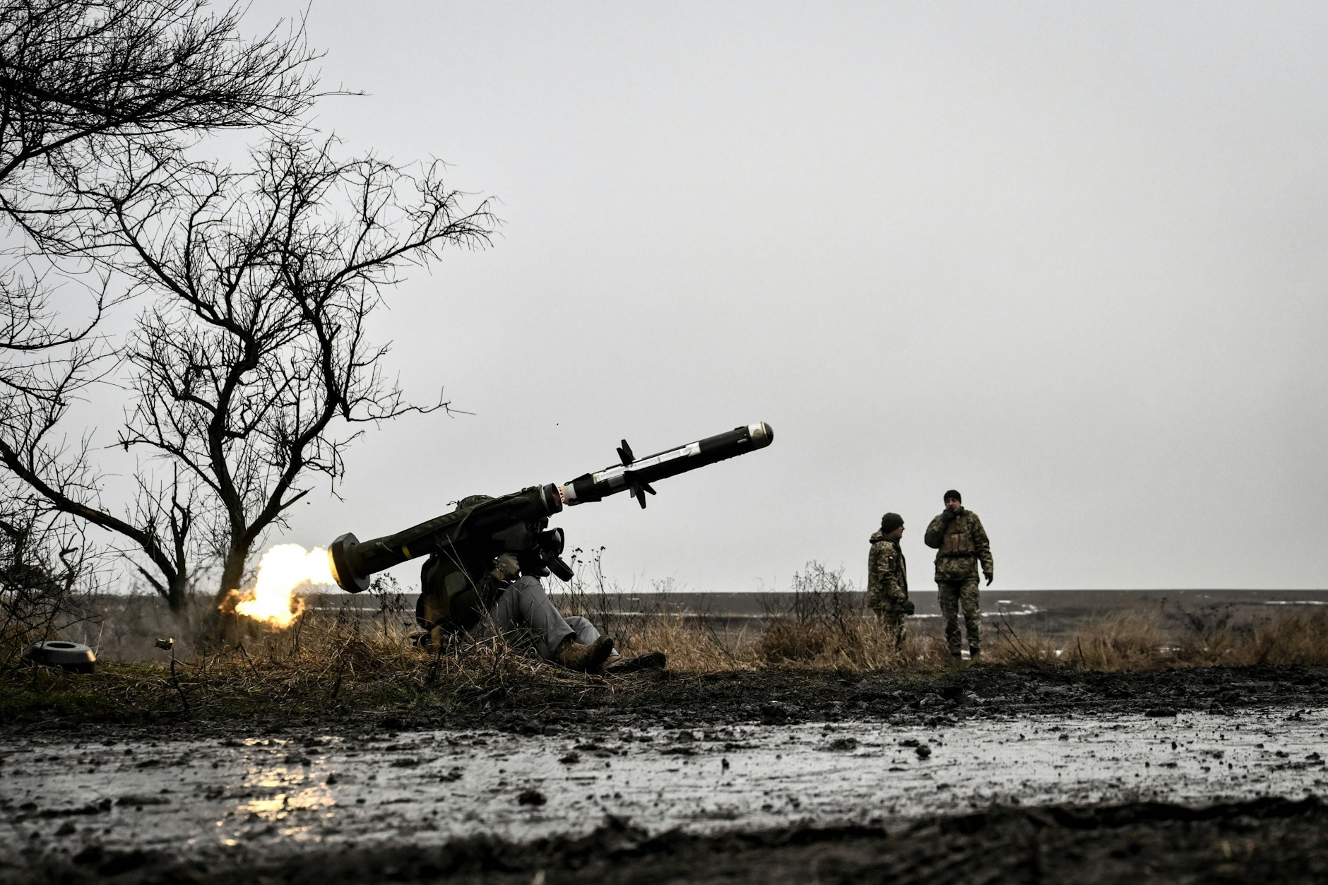 Ukrainische Soldaten feuern während eines Trainings eine Javelin-Rakete ab (Symbolbild).