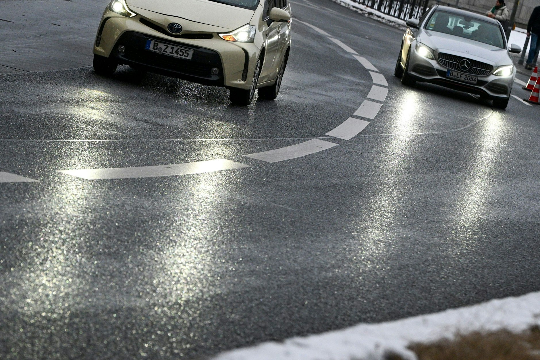 Nass und glatt ist die Tauentzienstraße am Abend. In der Nacht zu Dienstag ist überregional Glatteisregen bis hin zu Unwettergefahr möglich.