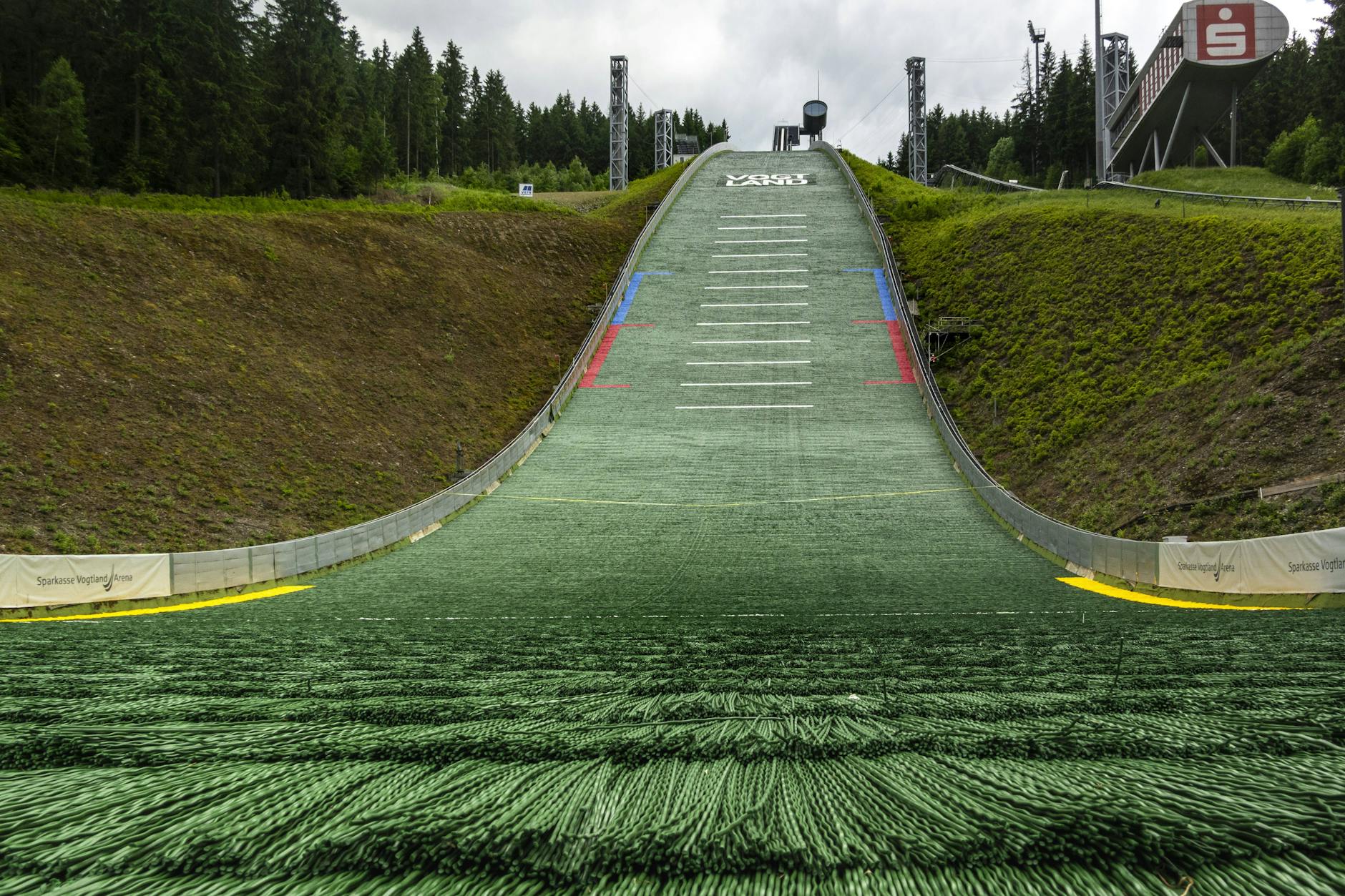 Eine Sprungschanze in Klingenthal. Auch hier sind die grünen Matten aus einzelnen Kunststofffäden montiert.