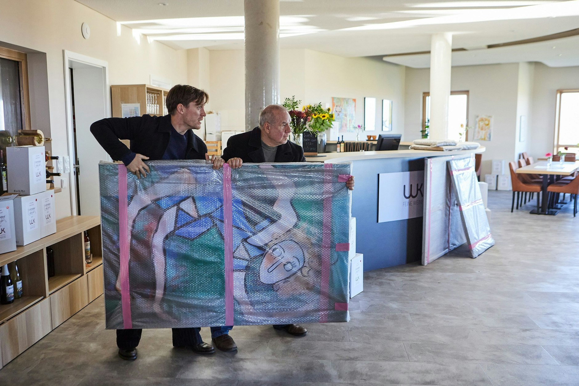 Denis (Jonas Nay) und Alfred (Joachim Król) klauen das Gemälde.