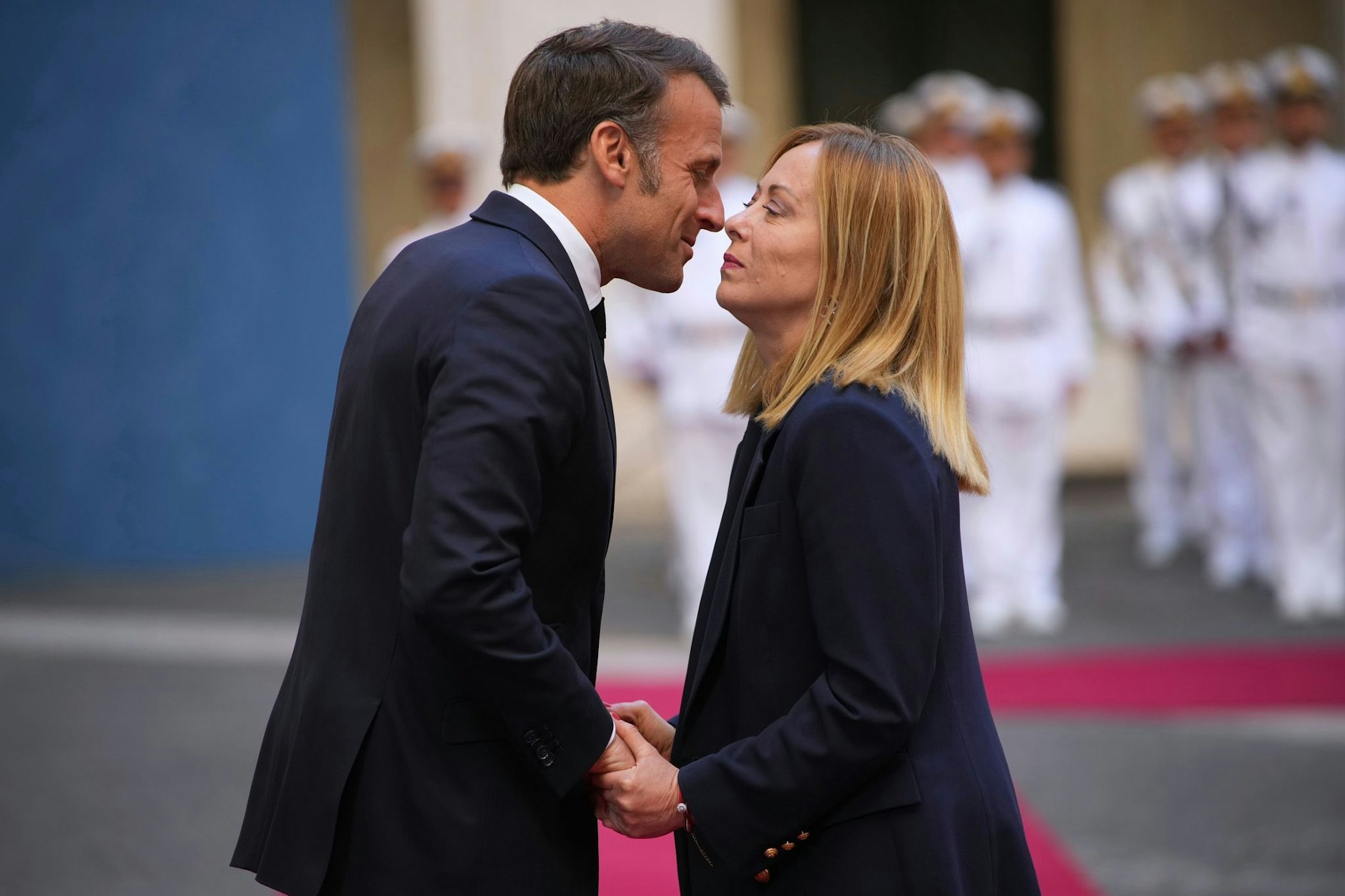 Frankreichs Präsident Emmanuel Macron und Italiens Regierungschefin Giorgia Meloni drängen auf direkte Gespräche mit Moskau.