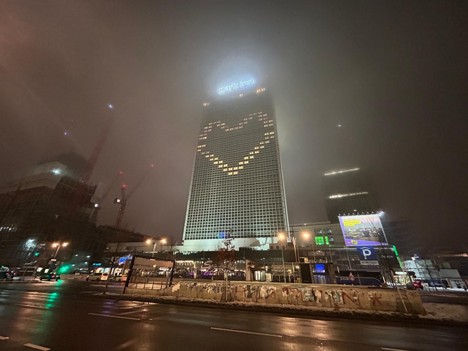 Darum leuchtet ein Herz am Park Inn am Alex
