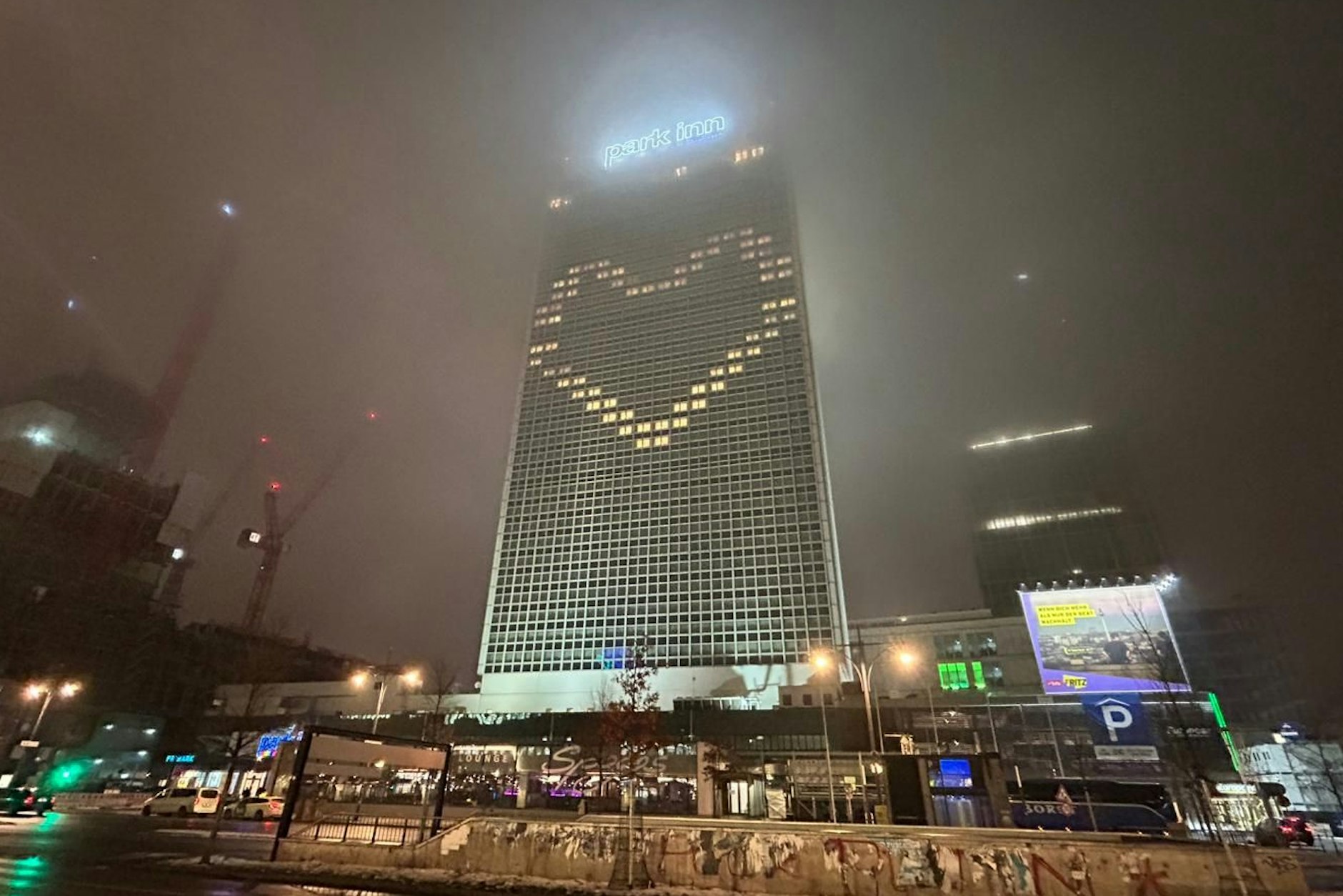Aktuell ist an der Fassade des Park Inn am Alexanderplatz ein großes, leuchtendes Herz zu sehen. Aber warum? Wir lösen das Rätsel.