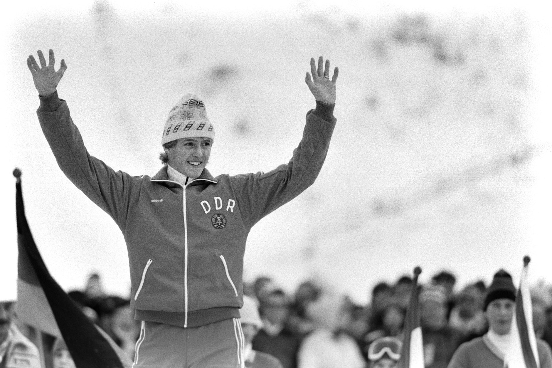 Jens Weißflog (DDR) jubelt auf dem Treppchen bei der Vierschanzentournee im Jahr 1984. Er sprang auch dank der Erfindung aus der DDR bis an die Weltspitze.