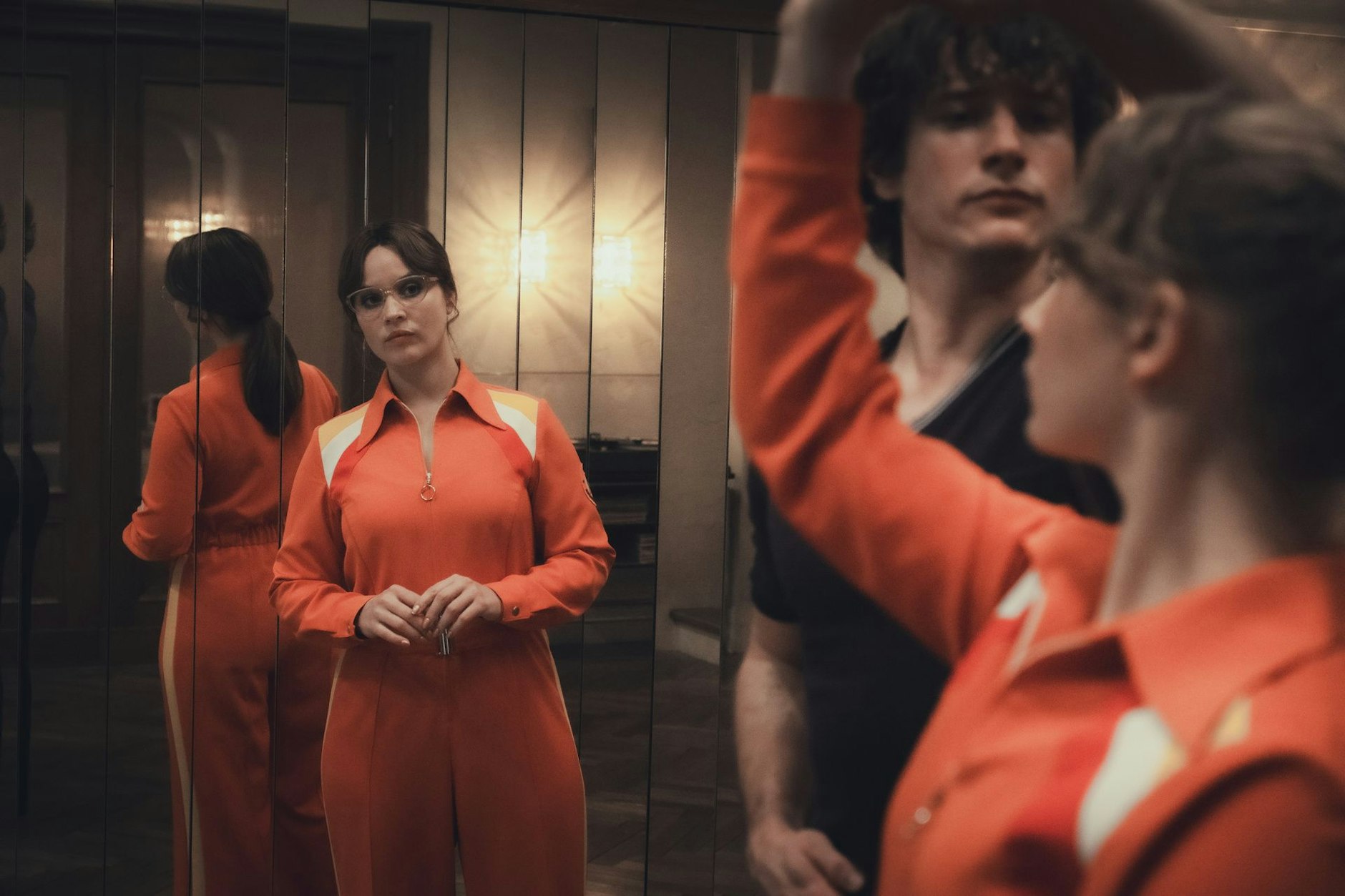 Im Tanzsaal ist Monika Franck-Schöllack (Sonja Gerhardt, l.) davon begeistert, wie gut Steffen Henke (Benedikt Kalcher, M.) und ihre Tochter Dorli Schöllack (Carlotta Bähre, r.) trainieren.