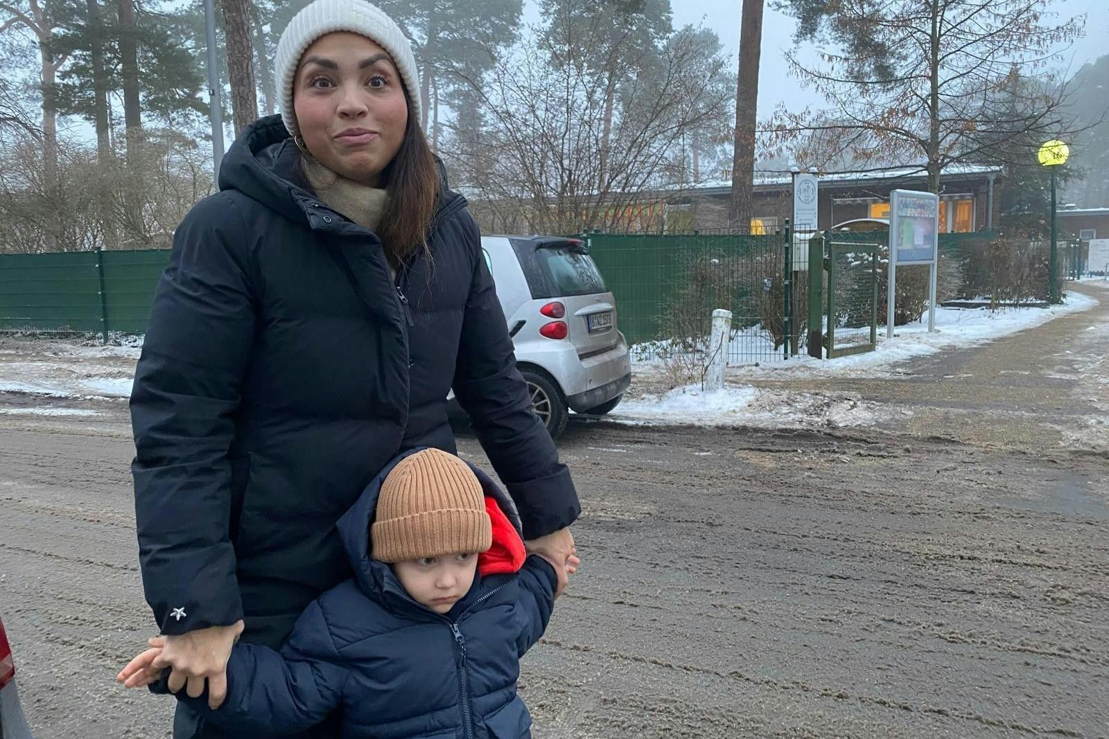 Vivien Weber (40) mit ihrem Sohn Kia (3) auf dem Weg in die Kita.