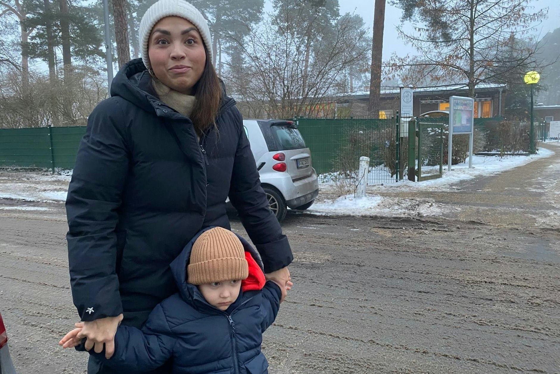 Vivien Weber (40) mit ihrem Sohn Kia (3) auf dem Weg in die Kita.