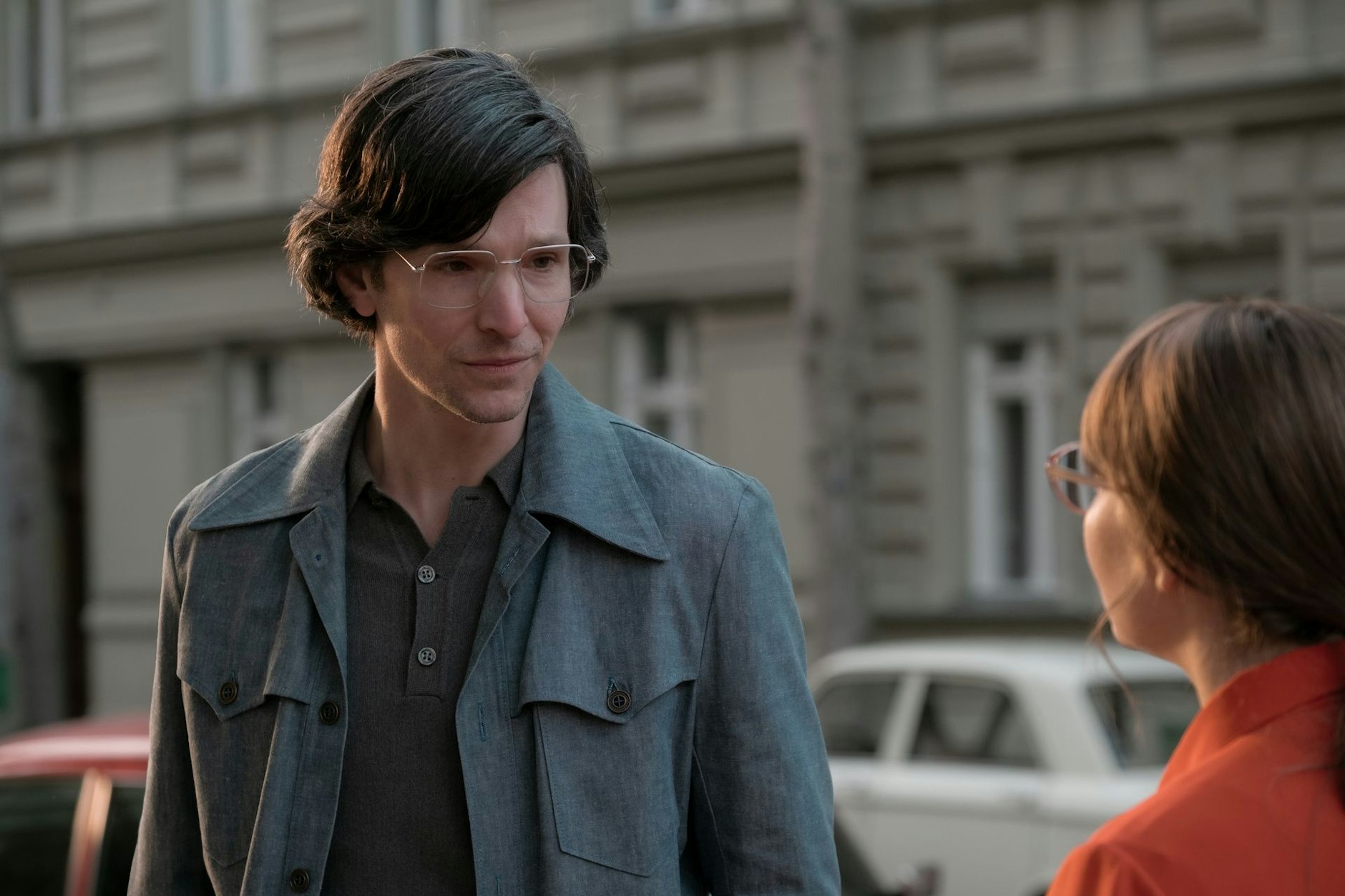 Mitten auf dem Kurfürstendamm treffen Robert Beck (Sabin Tambrea, l.) und Monika Franck-Schöllack (Sonja Gerhardt, r.) aufeinander. Als Monika Robert ruft, sagt er ihr, dass es sich um eine Verwechslung handeln muss.