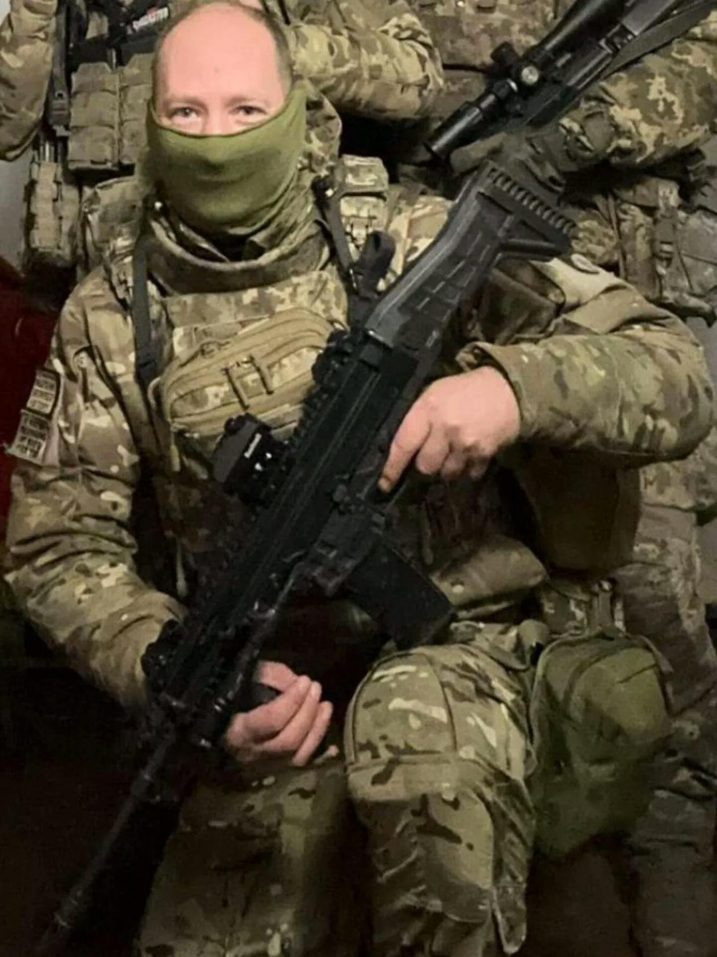 Hendrik ist nicht der richtige Name des 40-jährigen Niederländers, der in dreieinhalb Jahren viele Ecken der ukrainischen Front gesehen hat. Er benutzt einen anderen Namen, weil er sich laut eigenen Angaben vor russischen Geheimdiensten fürchtet.