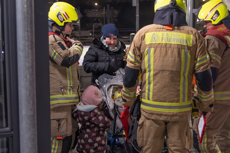Mutter und Tochter stecken drei Stunden im eiskalten Fahrstuhl fest