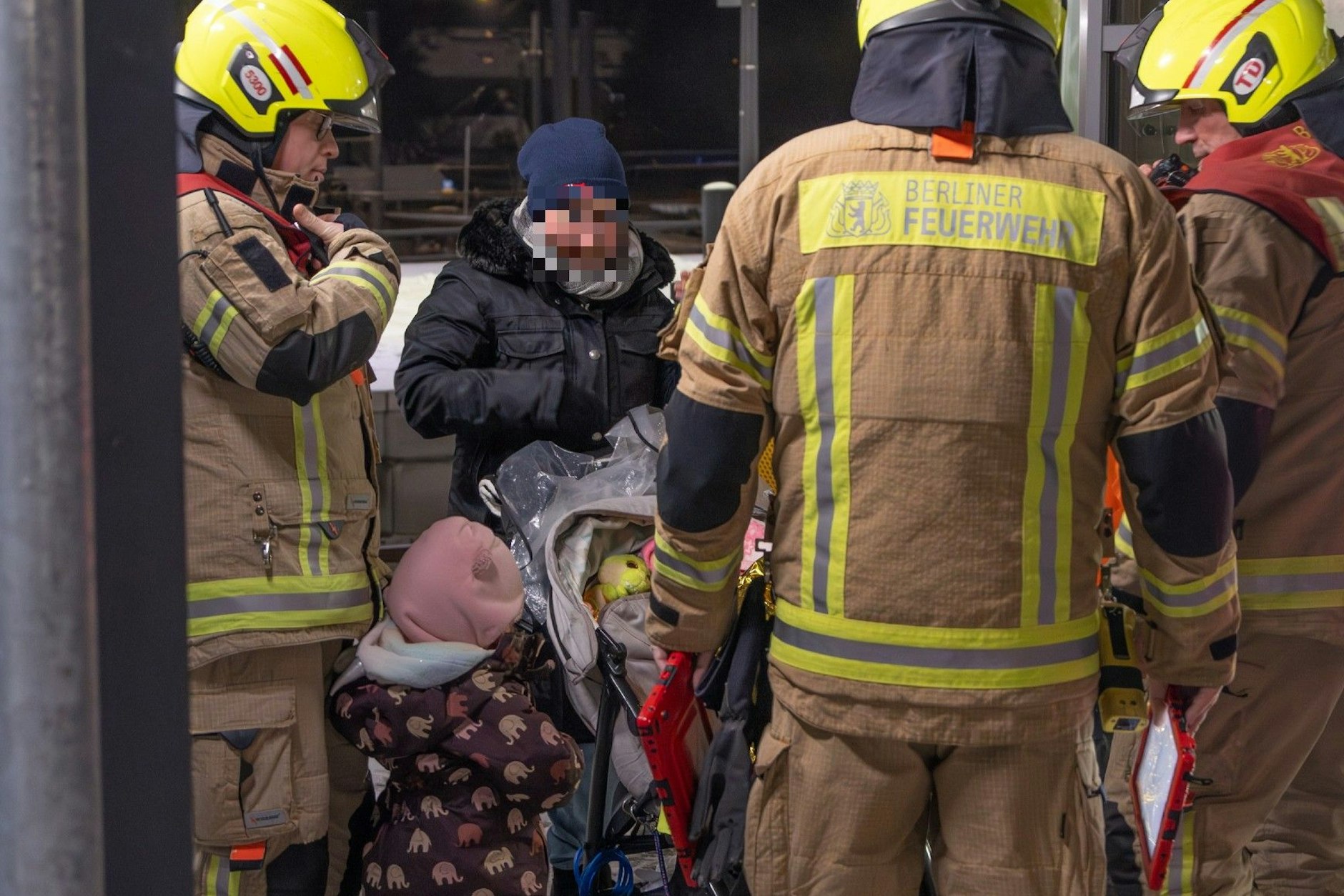 Nach der Befreiung kümmern sich Feuerwehrleute am S-Bahnhof Schöneweide um Mutter und Tochter.