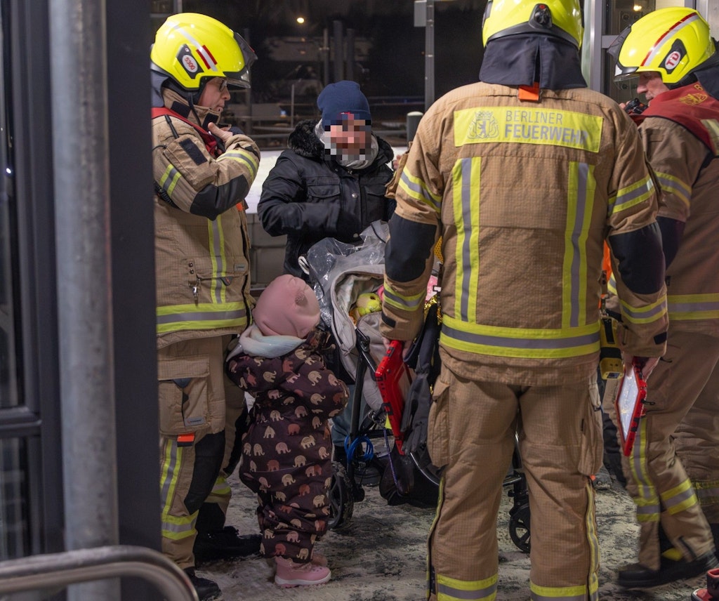 Mutter-und-Tochter-stecken-drei-Stunden-im-eiskalten-Fahrstuhl-fest