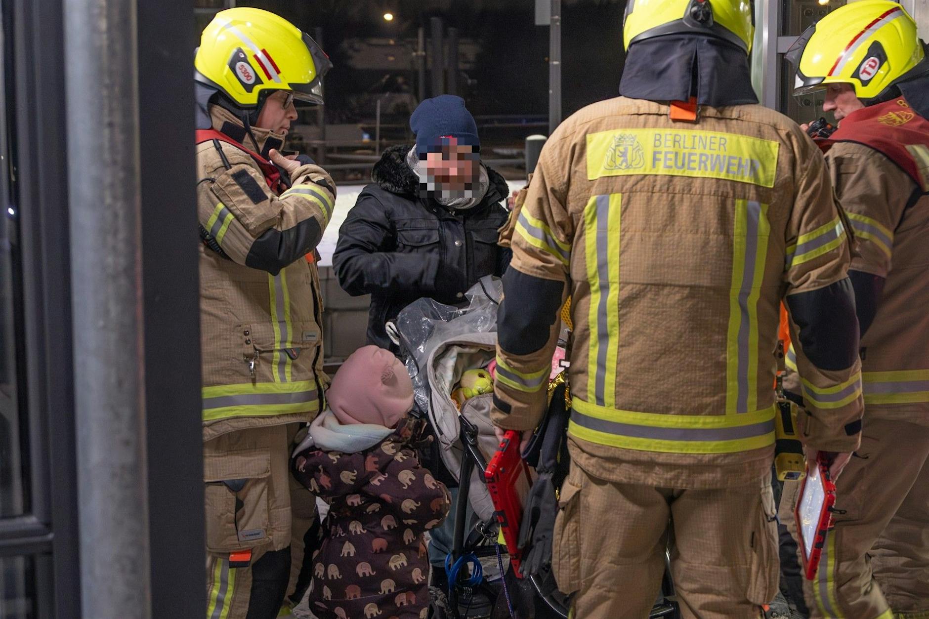 Mutter und Tochter stecken drei Stunden im eiskalten Fahrstuhl fest