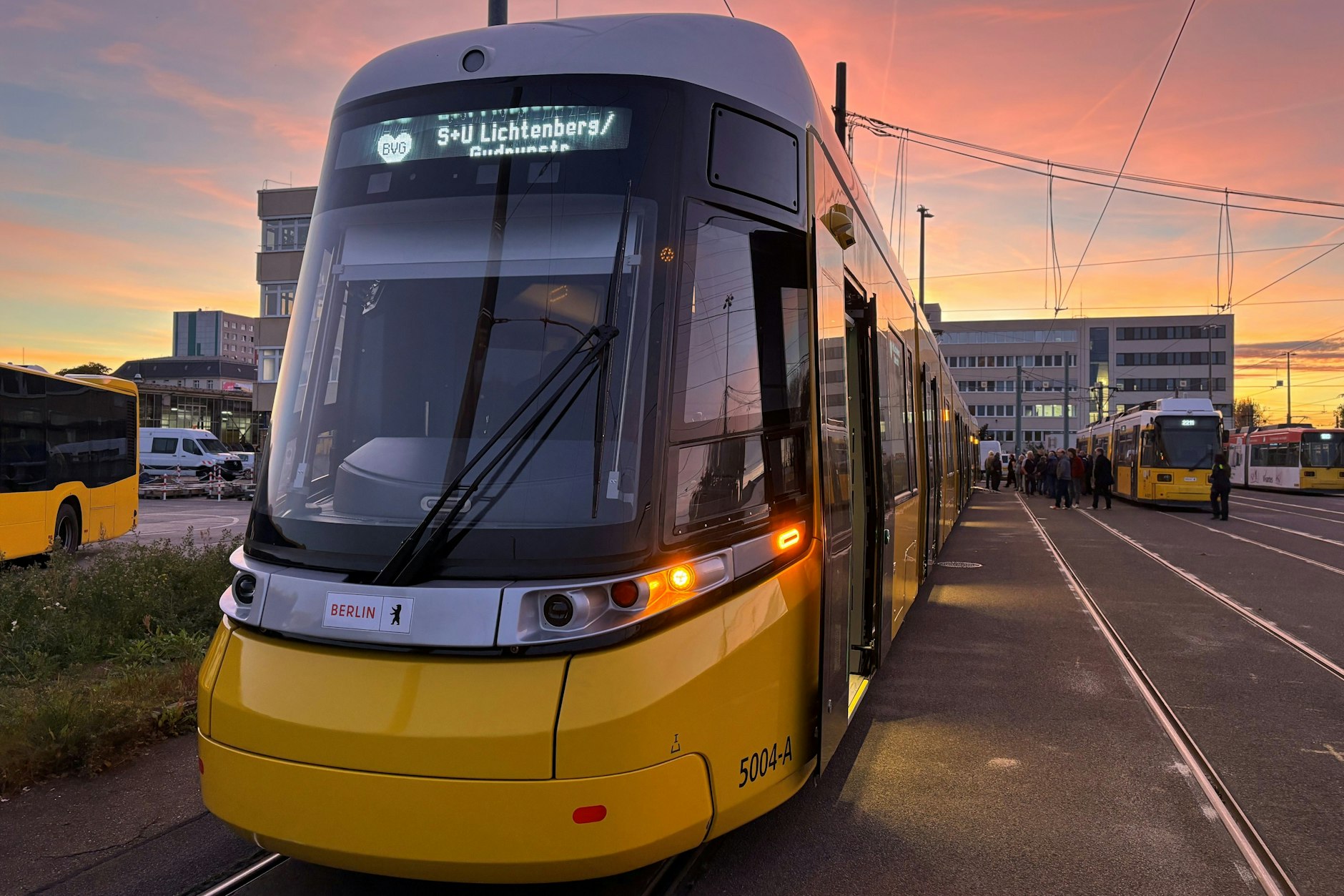 Platz für 312 Fahrgäste: Ein Urbanliner von Alstom aus Bautzen steht in Lichtenberg.