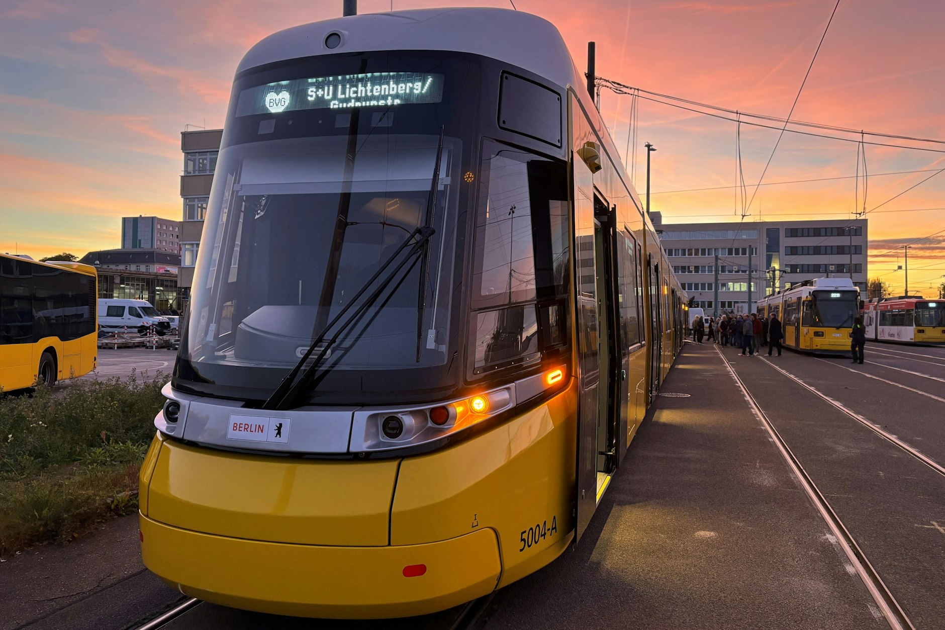 Fast 51 Meter lang, Platz für 312 Fahrgäste: Ein Urbanliner von Alstom aus Bautzen steht auf dem Gelände des Betriebshofs Lichtenberg.