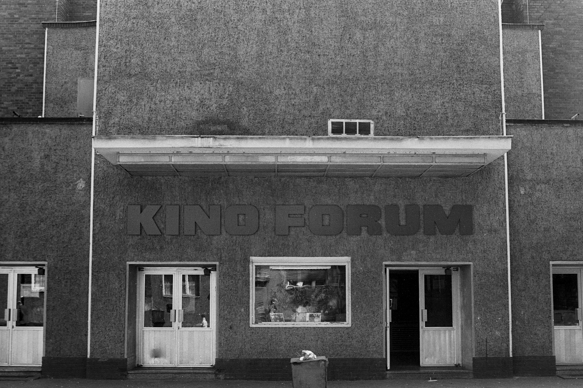 Außen grau, innen bunte Filme: Das Kino Forum in der Köpenicker Parrisiusstraße, 2002 wurde es abgerissen. Heute erinnert nur noch der Name des nahegelegenen Einkaufszentrums Forum Köpenick an das Kino.