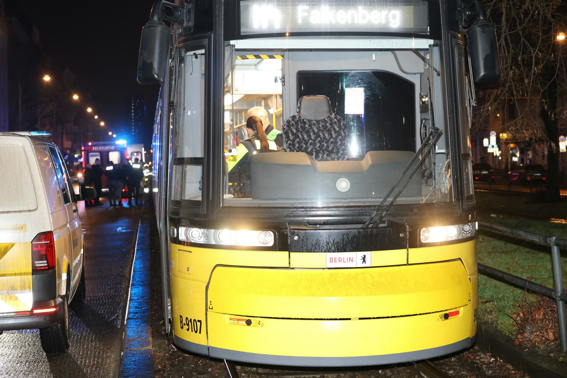 Nach dem Aufprall: Rechts sieht man die zersplitterte Frontscheibe der Straßenbahn.   