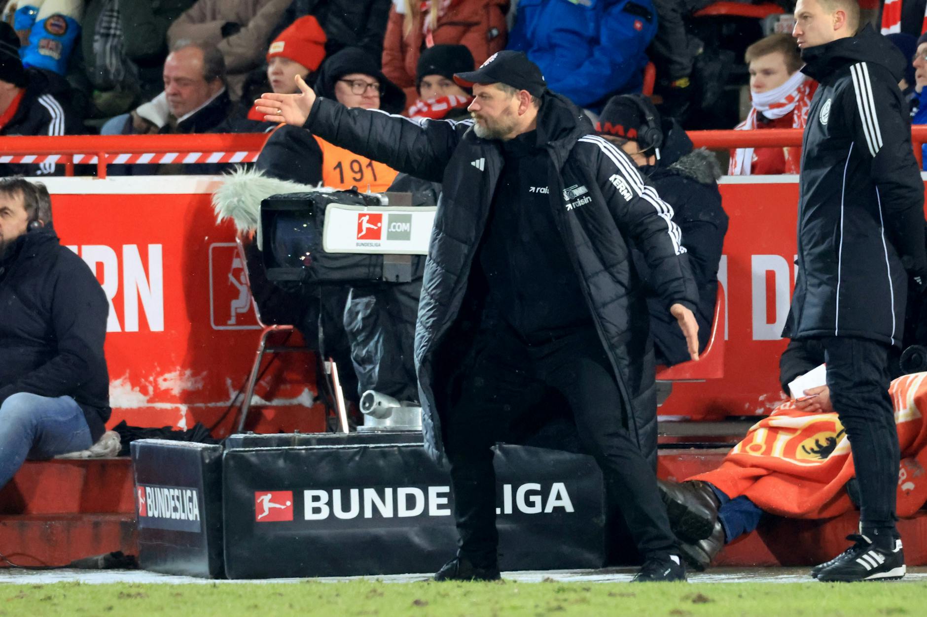 Immer mit vollem Körpereinsatz dabei: Trainer Steffen Baumgart kämpft an der Seitenlinie mit. Wie hier beim Spiel gegen Mainz 05.