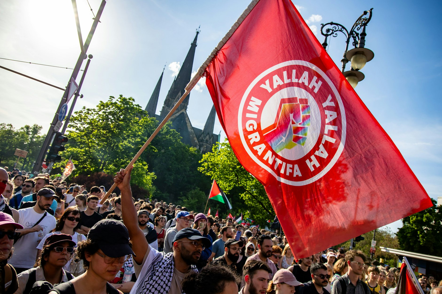 Menschen in Kreuzberg vor der „Revolutionären“ Demontration in Berlin am 1. Mai 2024